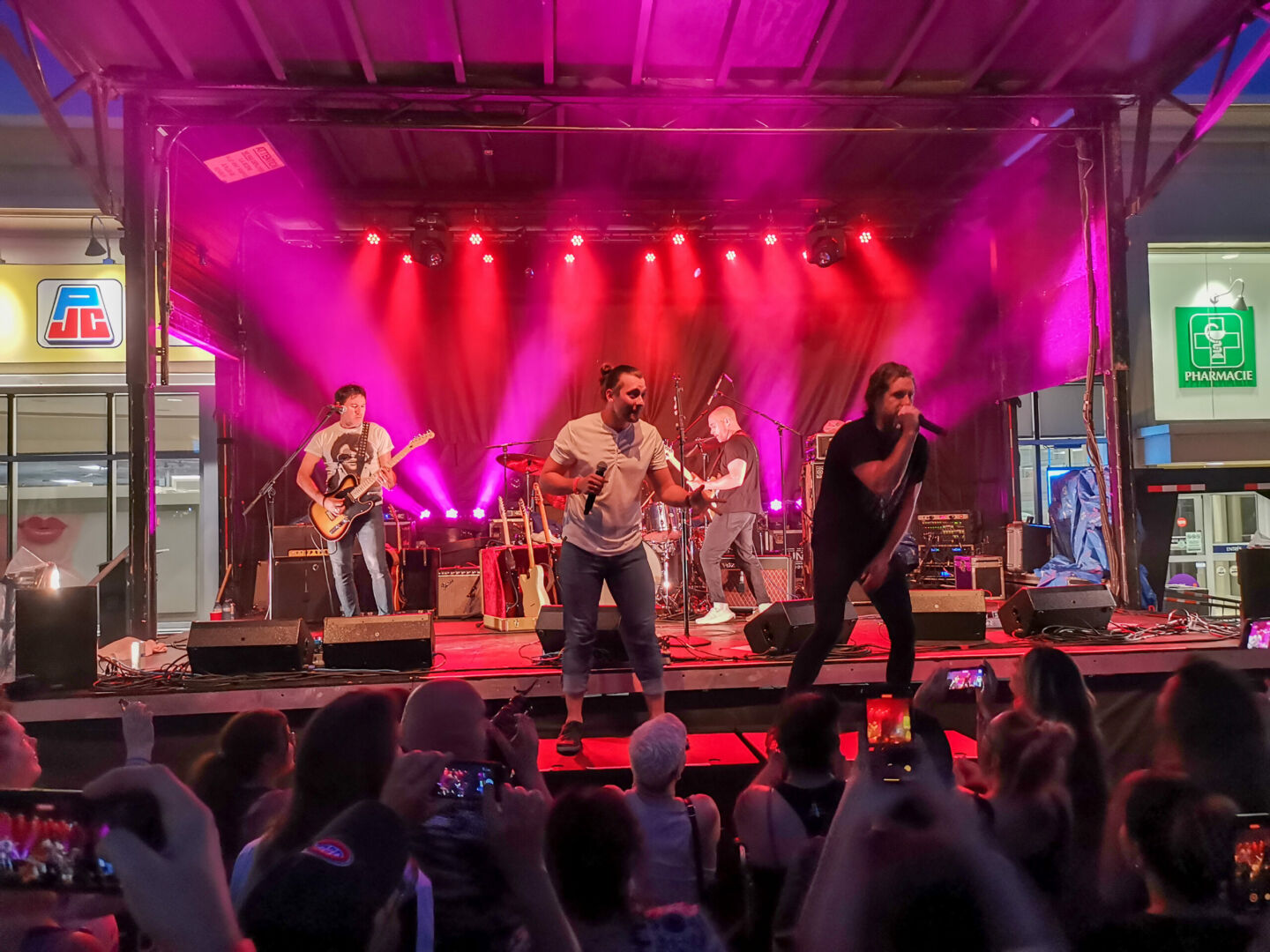 Le chanteur amateur n’a que de bons mots pour Jonas, son coach le temps d’une soirée. Leur performance de la chanson « Respire » a ravi la foule. Photo Adam Bolestridge | Le Courrier ©