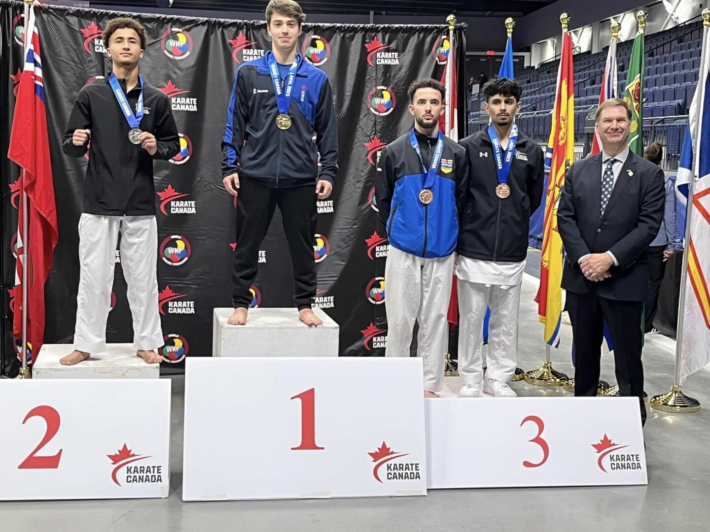 Ulysse Desmarais (au centre sur le podium) a raflé la médaille d’or dans sa catégorie en kumite lors du championnat national de karaté. Photo gracieuseté