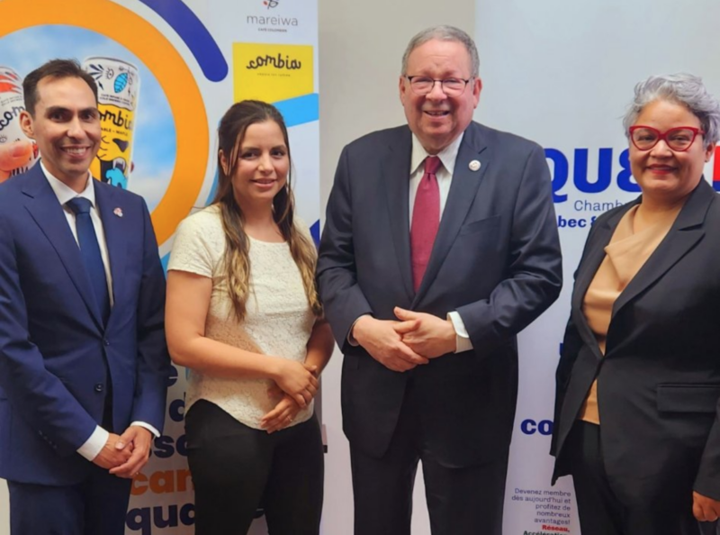 Le directeur général de la Chambre de commerce latino-américaine, Hector Giraldo, la propriétaire de Mareiwa Café, Lorena Meneses, l’ambassadeur des États-Unis au Canada, David L. Cohen, et la consule générale des États-Unis à Montréal, Ana Escrogima. Photo gracieuseté