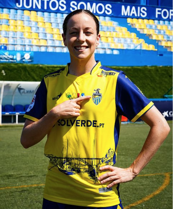 La Maskoutaine Mégane Sauvé pose fièrement dans l’uniforme du Valadares Gaia FC avec qui elle vient de signer son premier contrat professionnel. Photo Instagram Valadares Gaia FC