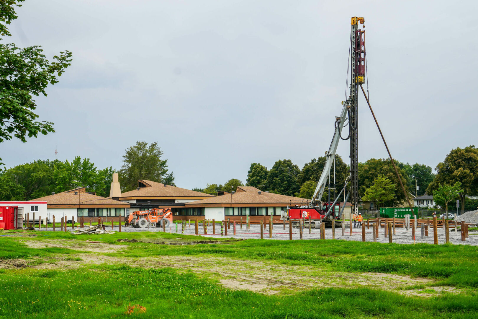 Les travaux de construction ont débuté sur le terrain adjacent à l’école primaire Bois-Joli–Sacré-Cœur. Photo François Larivière | Le Courrier ©