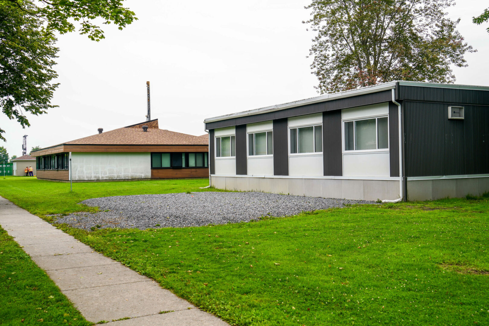 Les classes modulaires ont été déplacées afin de libérer l’espace pour le chantier. Photo François Larivière | Le Courrier ©