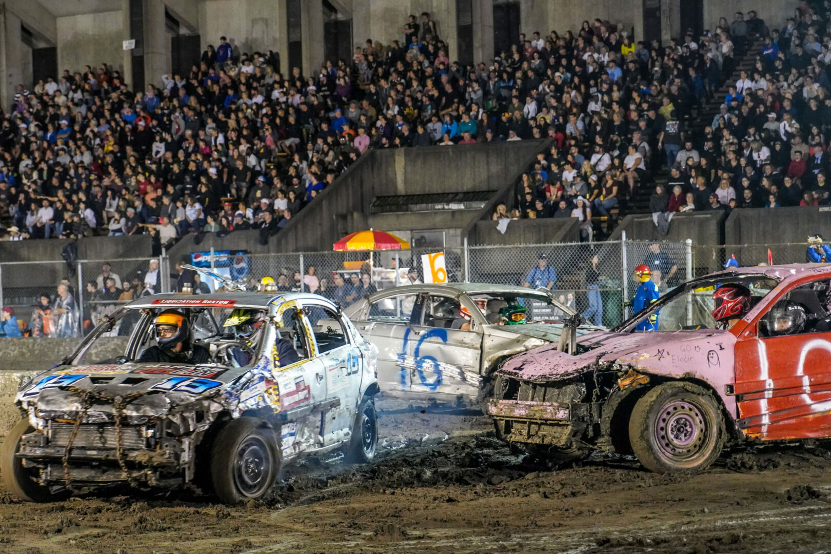 Les estrades étaient pleines pour le derby de démolition.Photo François Larivière | Le Courrier ©