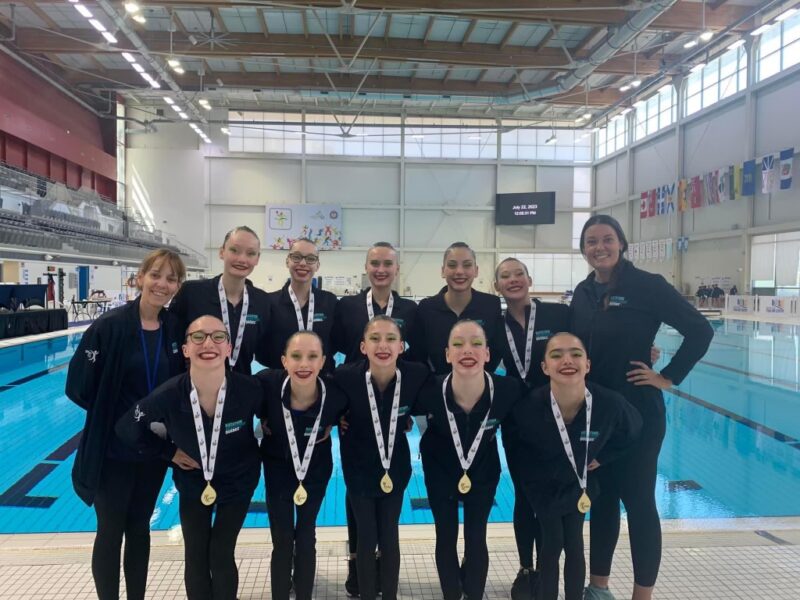 Avec l’équipe du Québec 13-15 ans, la Maskoutaine Charlie Breault (deuxième à partir de la droite dans la rangée du bas) s’envolera pour la Grèce afin de participer au Championnat du monde jeunesse de natation artistique. Photo gracieuseté