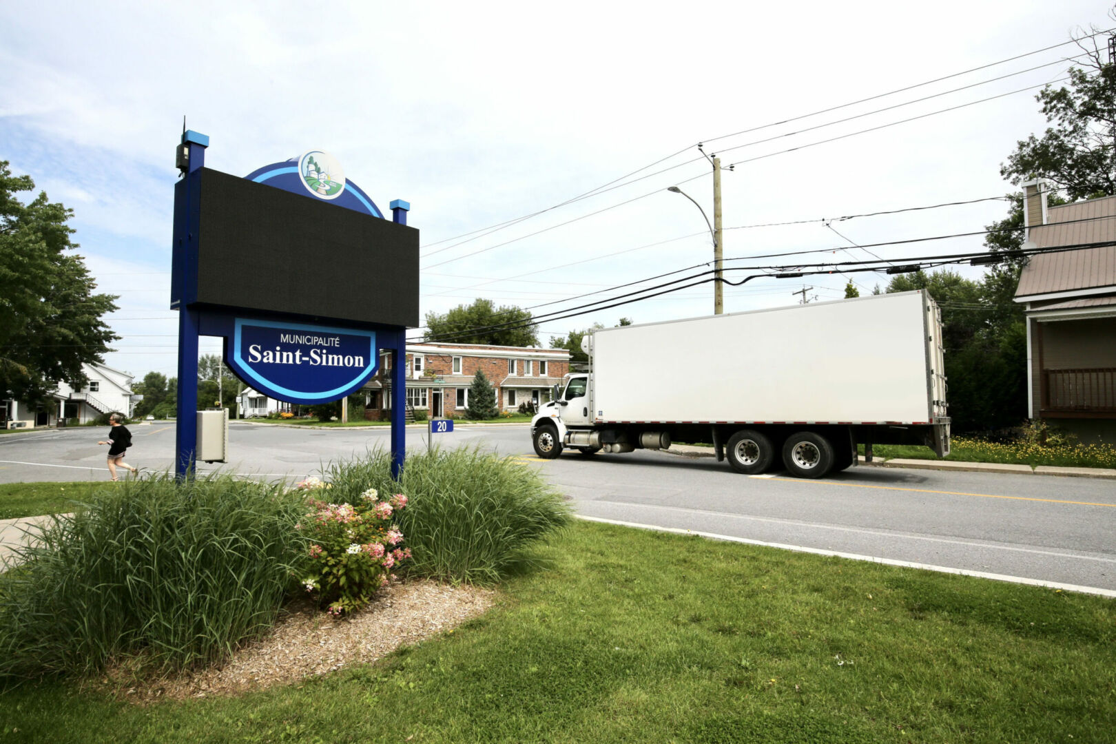 À l’heure actuelle, les camions circulent dans le noyau villageois de Saint-Simon, causant bien des maux de tête aux résidents et à la Municipalité. Photo Robert Gosselin | Le Courrier ©