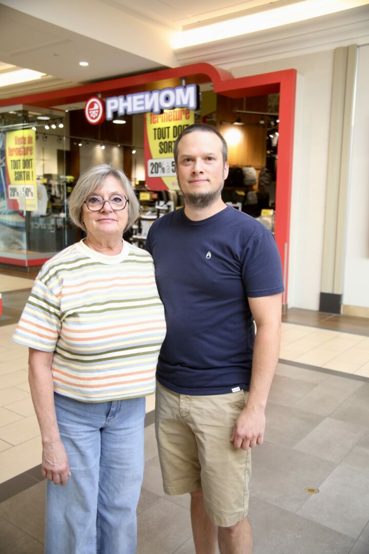 Johanne Gendreau et Mathieu Brochu ont entamé la vente de fermeture du Phenom avec le cœur gros. Photo Robert Gosselin | Le Courrier ©