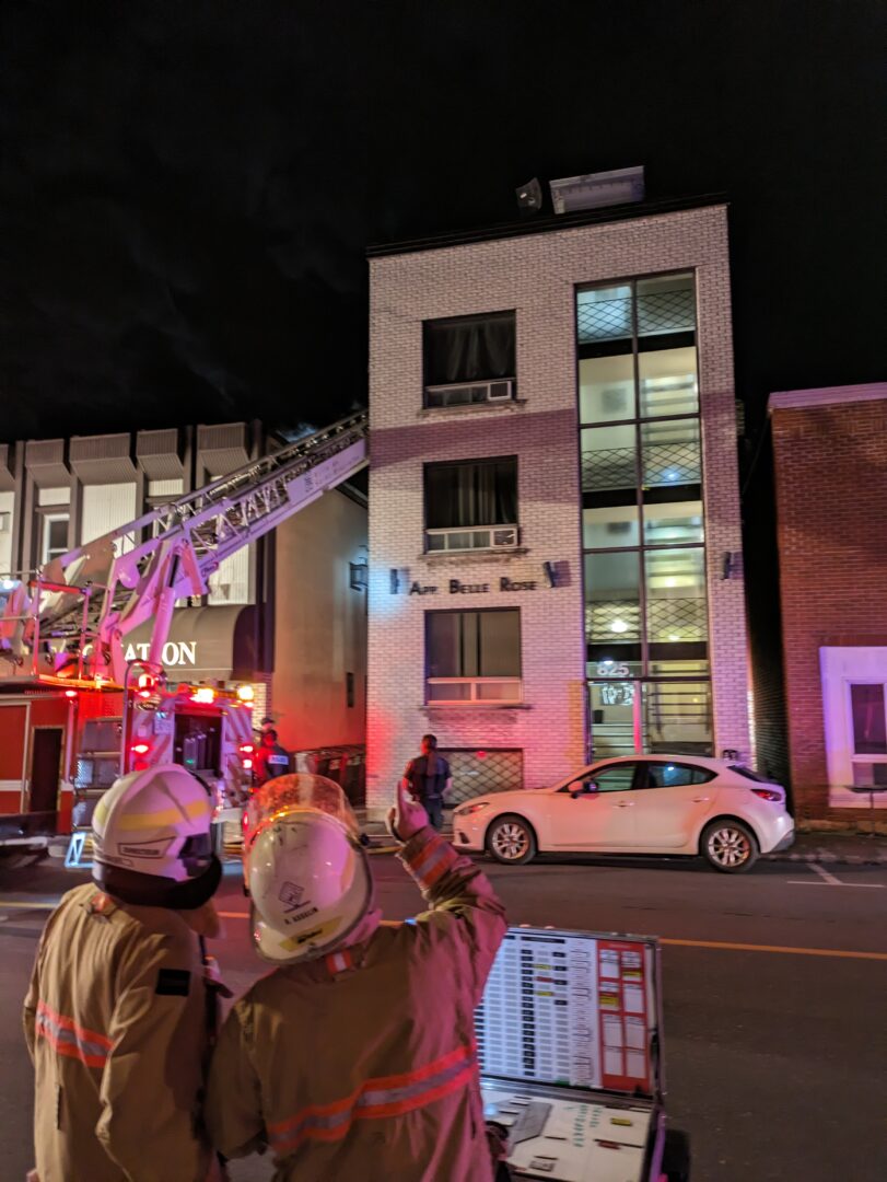 Un incendie s’est déclaré dans un immeuble à logements de l’avenue Laframboise dans la nuit du 29 août. Photo Adam Bolestridge | Le Courrier ©