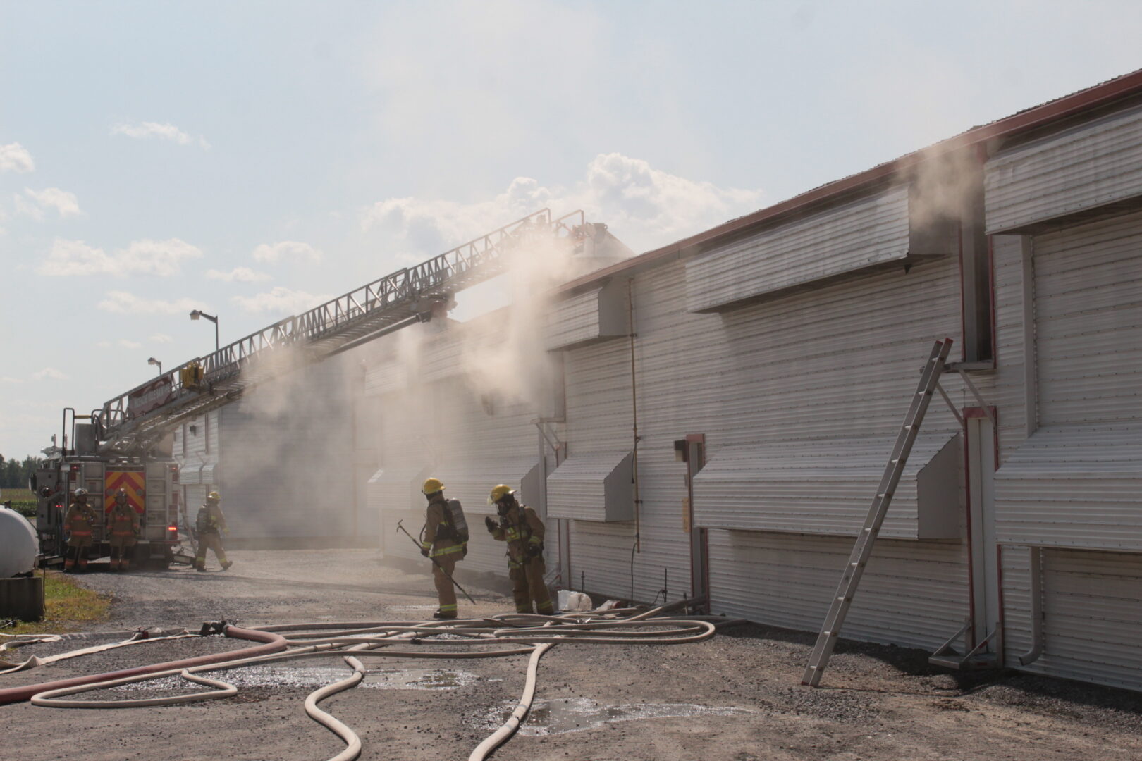 Un incendie a pris naissance dans du bran de scie dans un poulailler de la ferme de la famille Gaucher à Saint-Dominique le 23 août. Photo Adam Bolestridge | Le Courrier ©