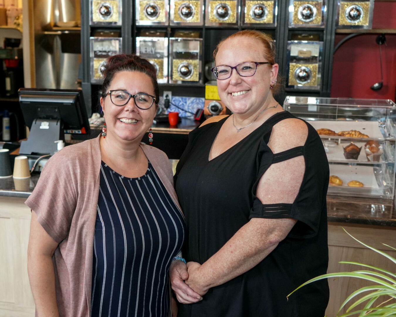 Stéphanie Allard et Marie-Maude Viens sont les nouvelles propriétaires de la Brûlerie Mondor. Photo François Larivière | Le Courrier ©