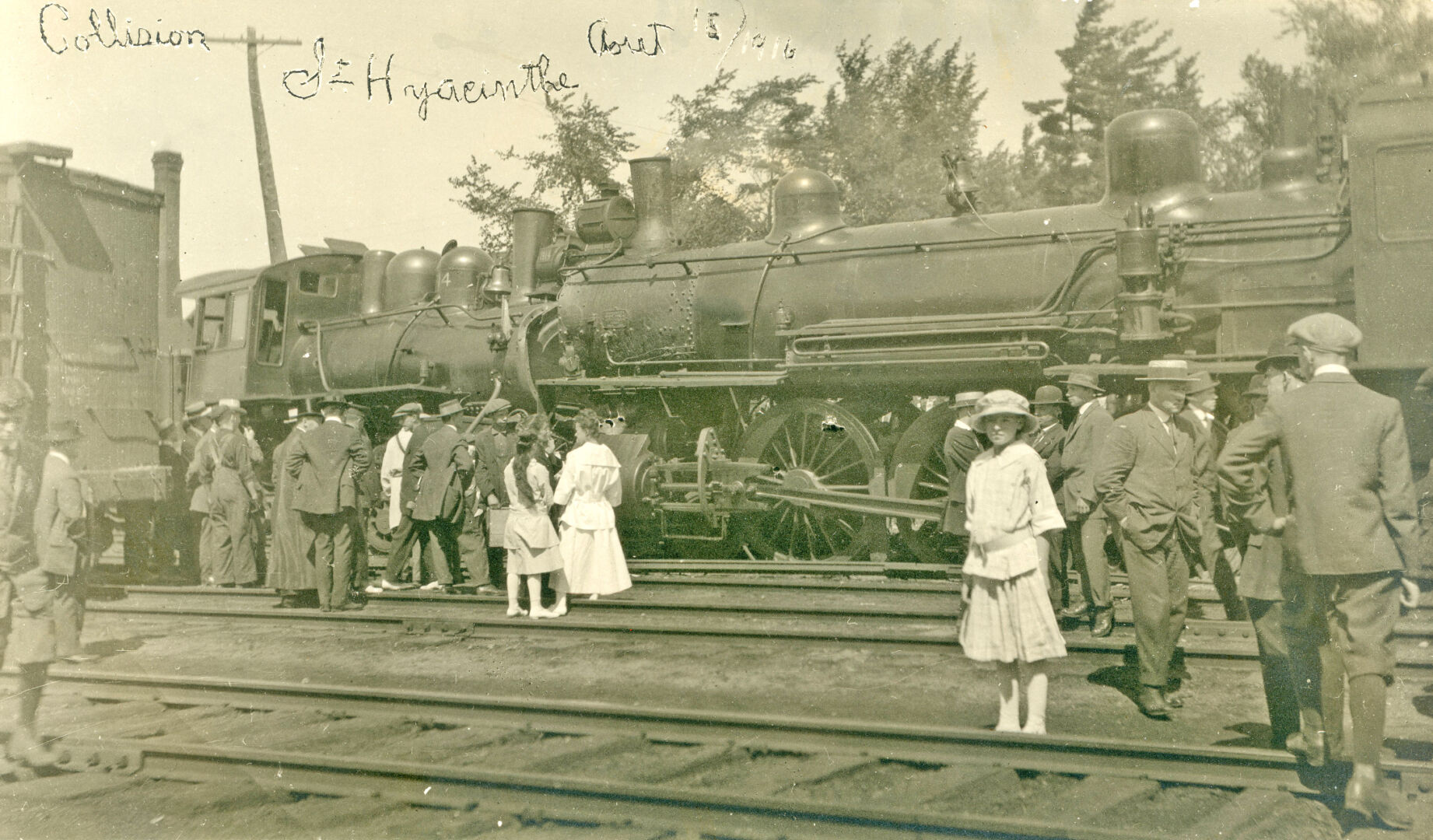 Les curieux se pressent nombreux pour voir les locomotives embouties l’une dans l’autre. Photo Collection du Centre d’histoire CH478-014-19160815