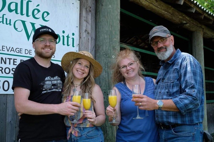 Les nouveaux propriétaires de La Vallée du Wapiti, Félix Benoit, Mélissa Nadeau-Montpetit, Nathalie Montpetit et Sylvain Lahaise, ont accueilli les visiteurs le 15 juillet pour un événement pique-nique. Photo gracieuseté