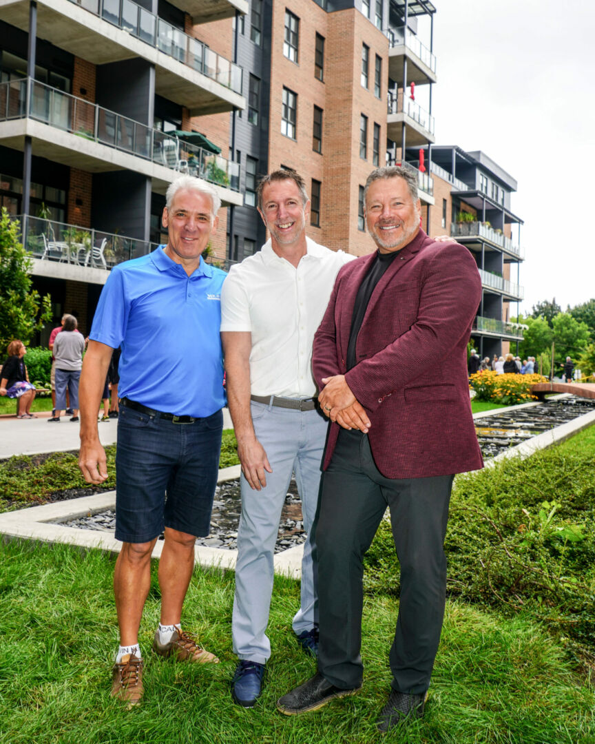 Avec ses associés Benoit Frappier et Yan Jubinville, Jean-Denis Major a souligné la fin des travaux du Faubourg Laframboise, un projet immobilier d’envergure qui s’est bâti au cours des six dernières années. Photo François Larivière | Le Courrier ©