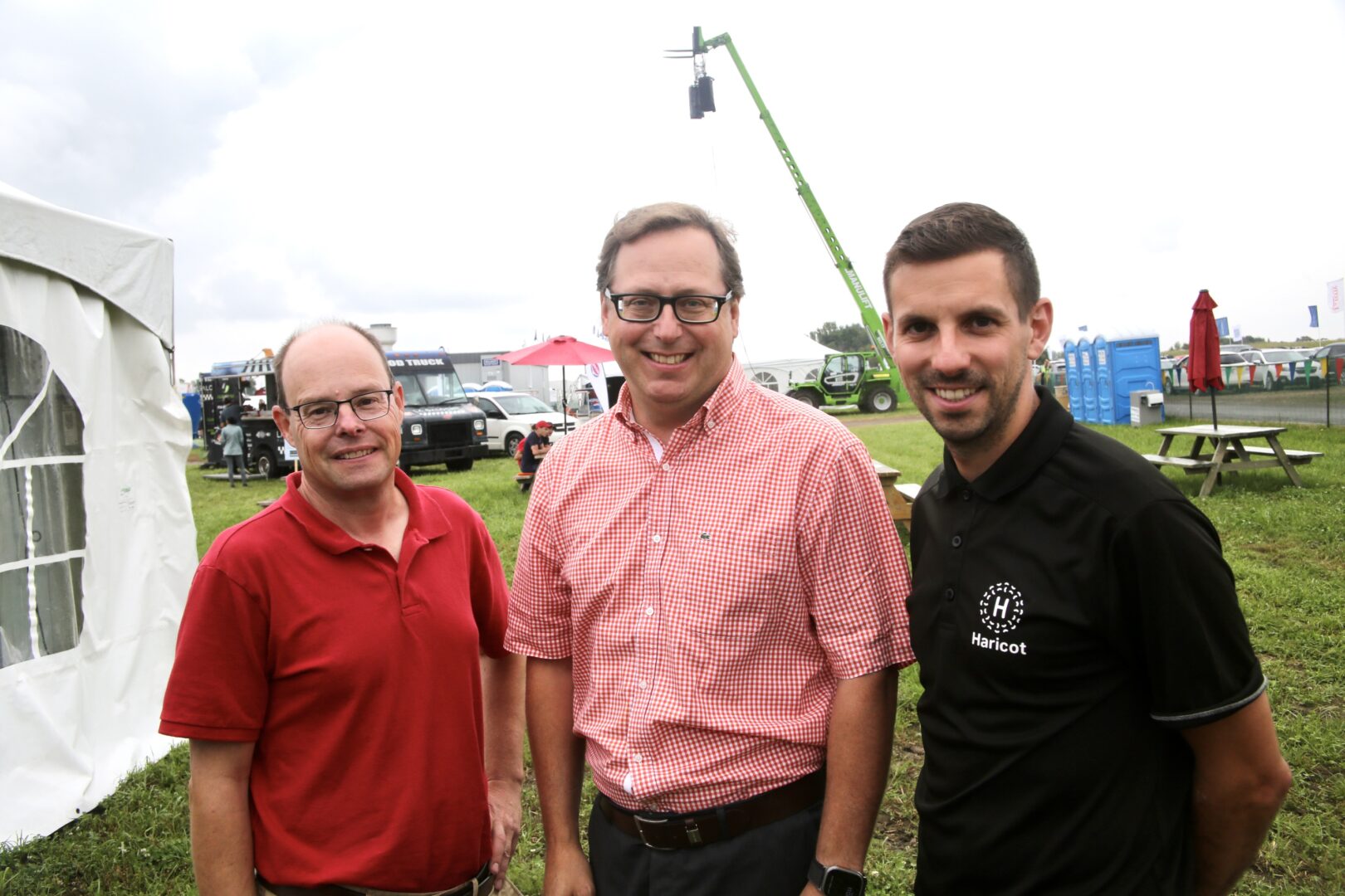 L’éditeur de DBC Communications et président d’Hebdos Québec, Benoit Chartier, en compagnie du directeur et du président de l’Alliance canadienne d’agromarketing chapitre Québec, Luc Gagnon et Étienne Dupuis. Photo Robert Gosselin | Le Courrier ©