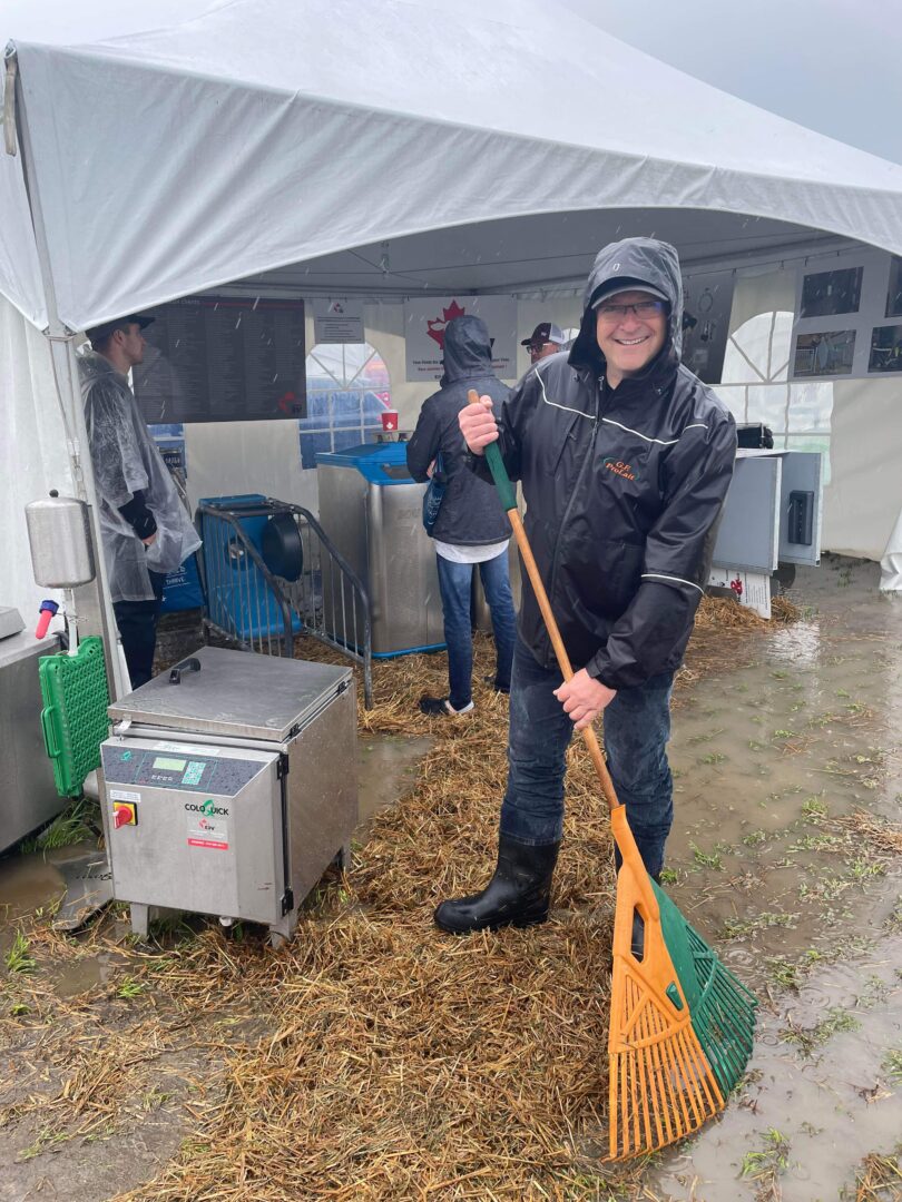 Le moral des exposants n’a pas été trop affecté par les précipitations abondantes reçues mercredi matin. Photo Adaée Beaulieu | Le Courrier ©