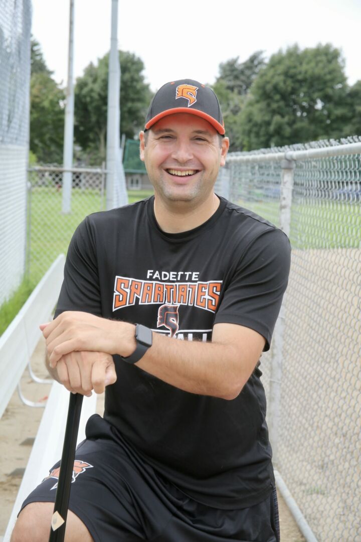 Martin Bérubé prend le flambeau que lui a laissé Sébastien Allard à titre d’entraîneur en chef et mandataire du programme sport-études baseball des Spartiates de l’école Fadette. Photo Robert Gosselin | Le Courrier ©