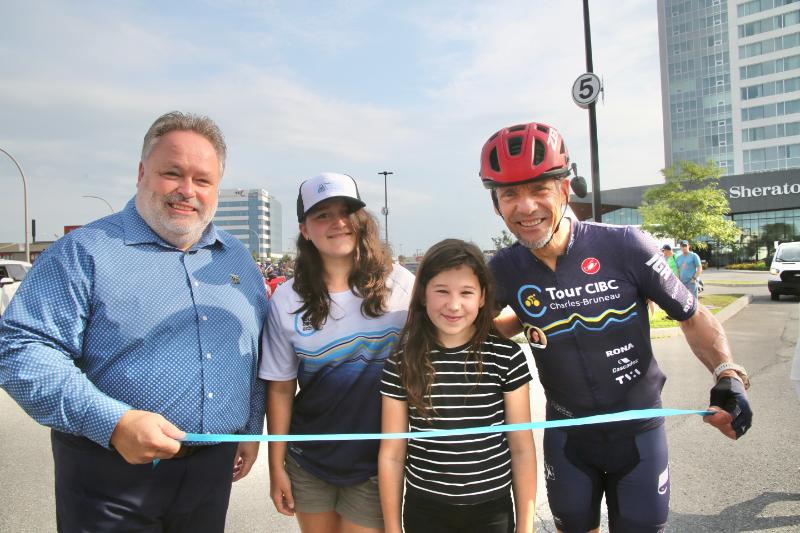 André Beauregard, maire de Saint-Hyacinthe, Victoria Paquin, enfant héros du parcours de 4 jours, Mia Lafrenière, enfant héros du parcours à distance, et le journaliste sportif Yvan Martineau, ambassadeur du Tour CIBC Charles-Bruneau, sont plus que ravis d’avoir fait partie de cette expérience inoubliable. Photo Robert Gosselin | Le Courrier ©