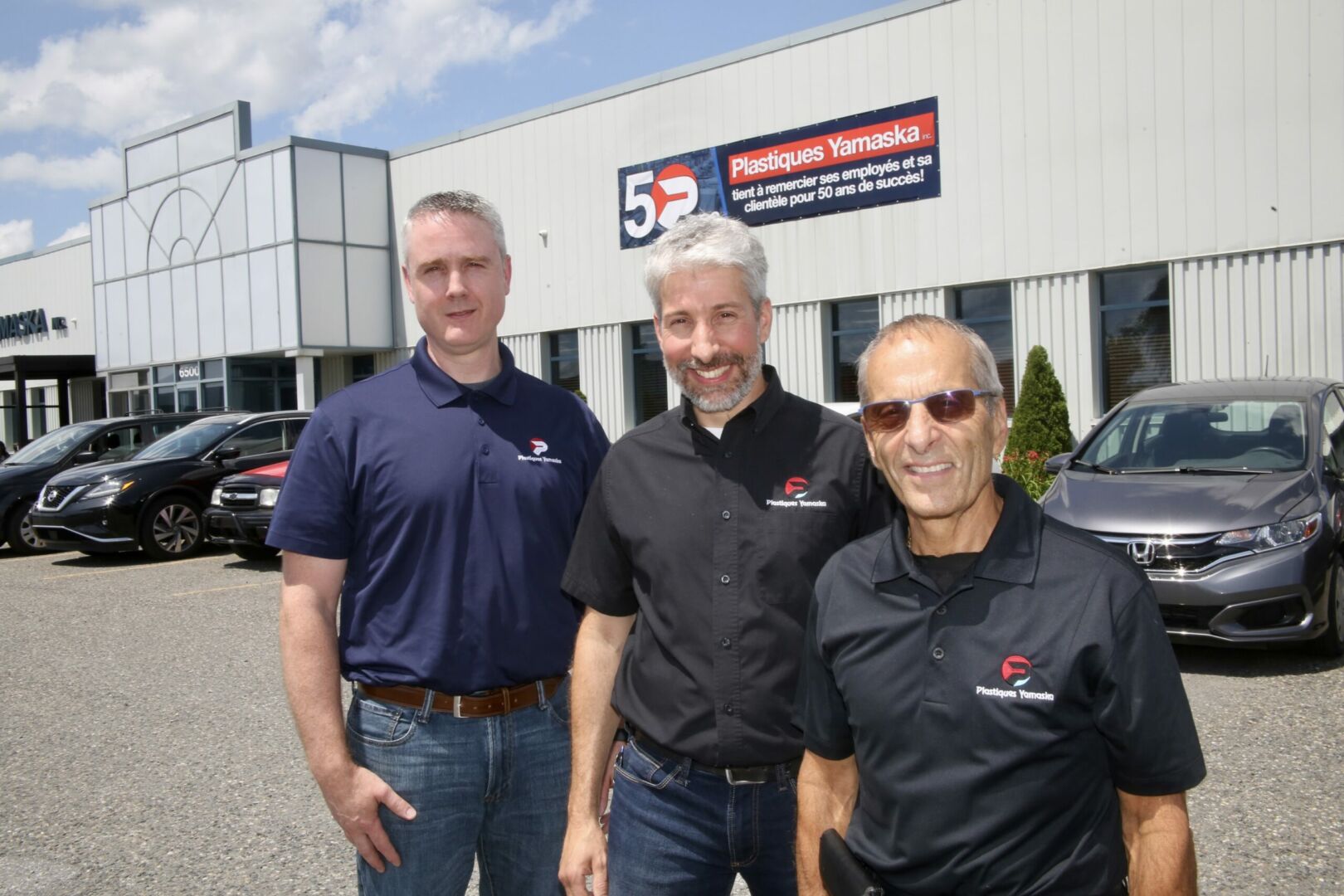 Yanick Dozois et Jimmy Petit sont tous les deux vice-présidents de Plastiques Yamaska. Ils accompagnent Denis Petit, qui a commencé sa carrière professionnelle comme machiniste avant de créer Plastiques Yamaska en 1973. Photo Robert Gosselin | Le Courrier ©