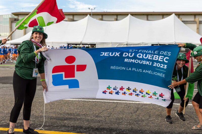 Avec sa 4e place au classement des régions, Richelieu-Yamaska a reçu la bannière de la région s’étant le plus améliorée. Photo Jeux du Québec - Richelieu-Yamaska