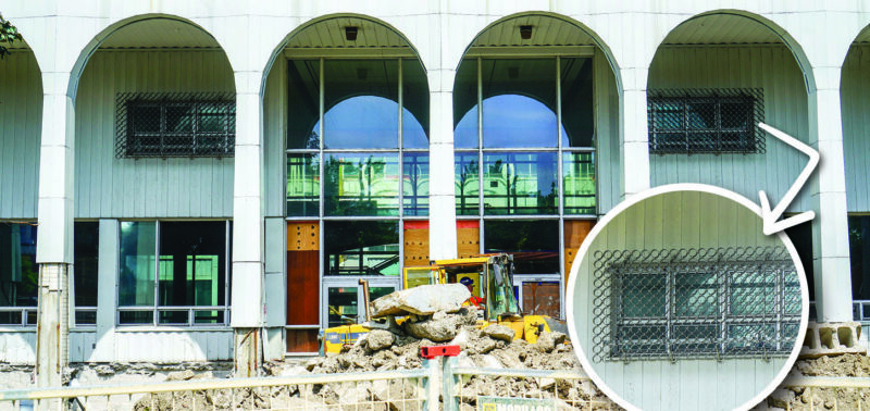 Les grillages qui recouvraient les fenêtres du deuxième étage en façade du palais de justice ont pu être récupérés avant la démolition des installations. Il pourrait s’agir d’œuvres d’art optique. Photo François Larivière | Le Courrier ©