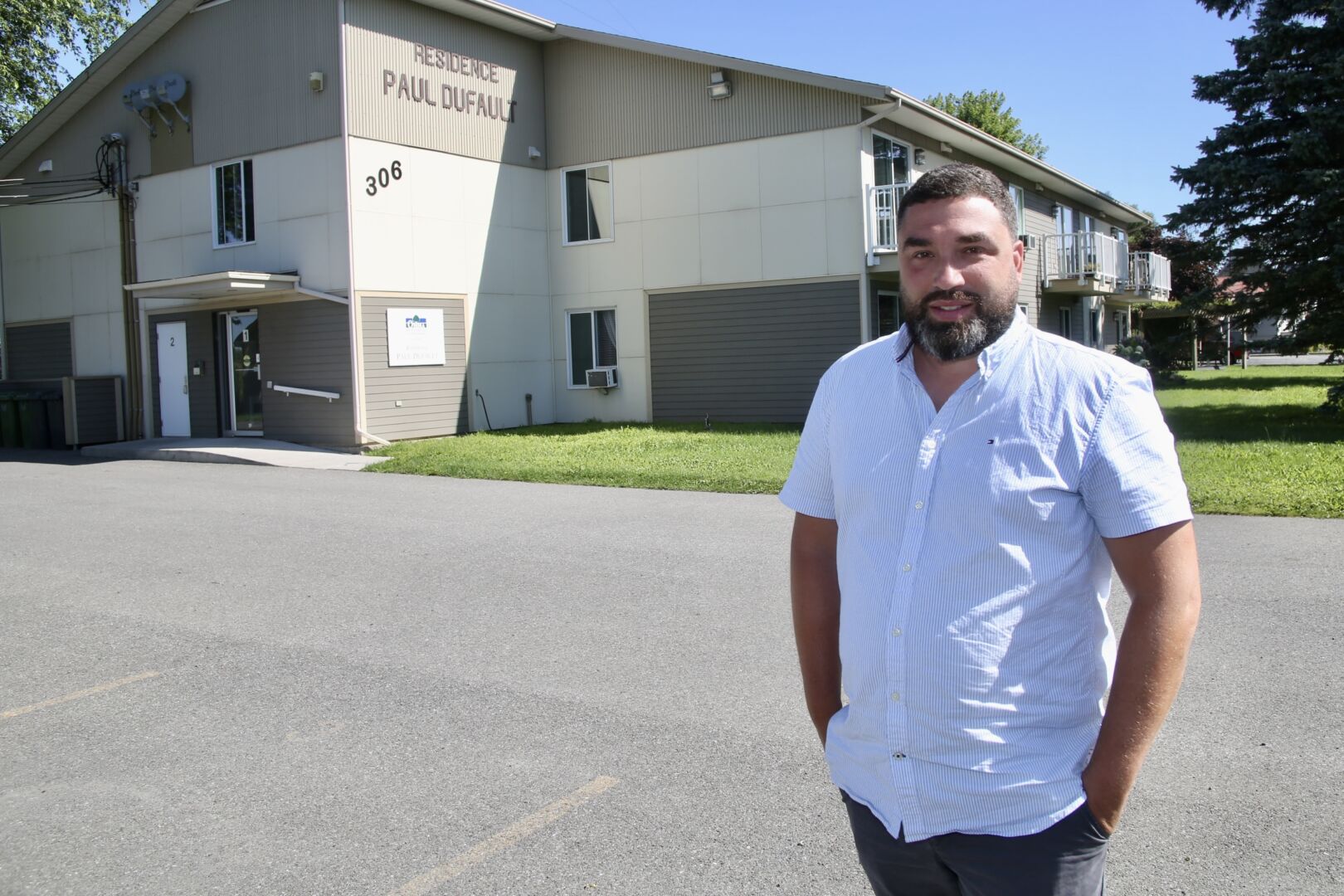 Directeur général de l’Office d’habitation des Maskoutains et d’Acton, Olivier Griffin pose devant un immeuble de Sainte-Hélène-de-Bagot où un HLM est inoccupé depuis trois mois malgré la pénurie de logement actuelle. Photo Robert Gosselin | Le Courrier ©