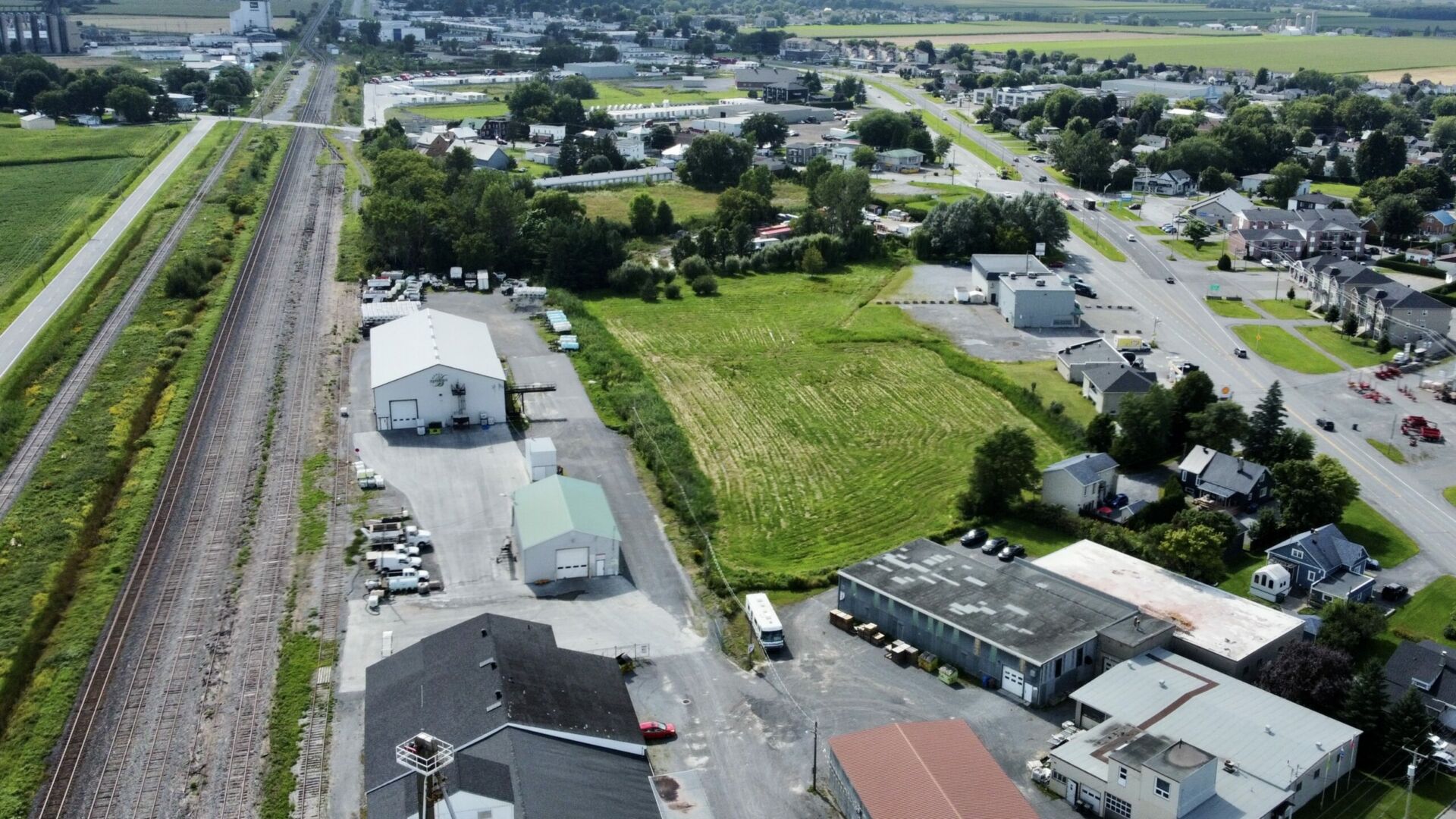 Des terrains sont rendus disponibles au développement commercial dans le quadrilatère formé du boulevard Laurier Est, de la rue des Seigneurs Est, de l’avenue Guy et de la voie ferrée. Photo Robert Gosselin | Le Courrier ©