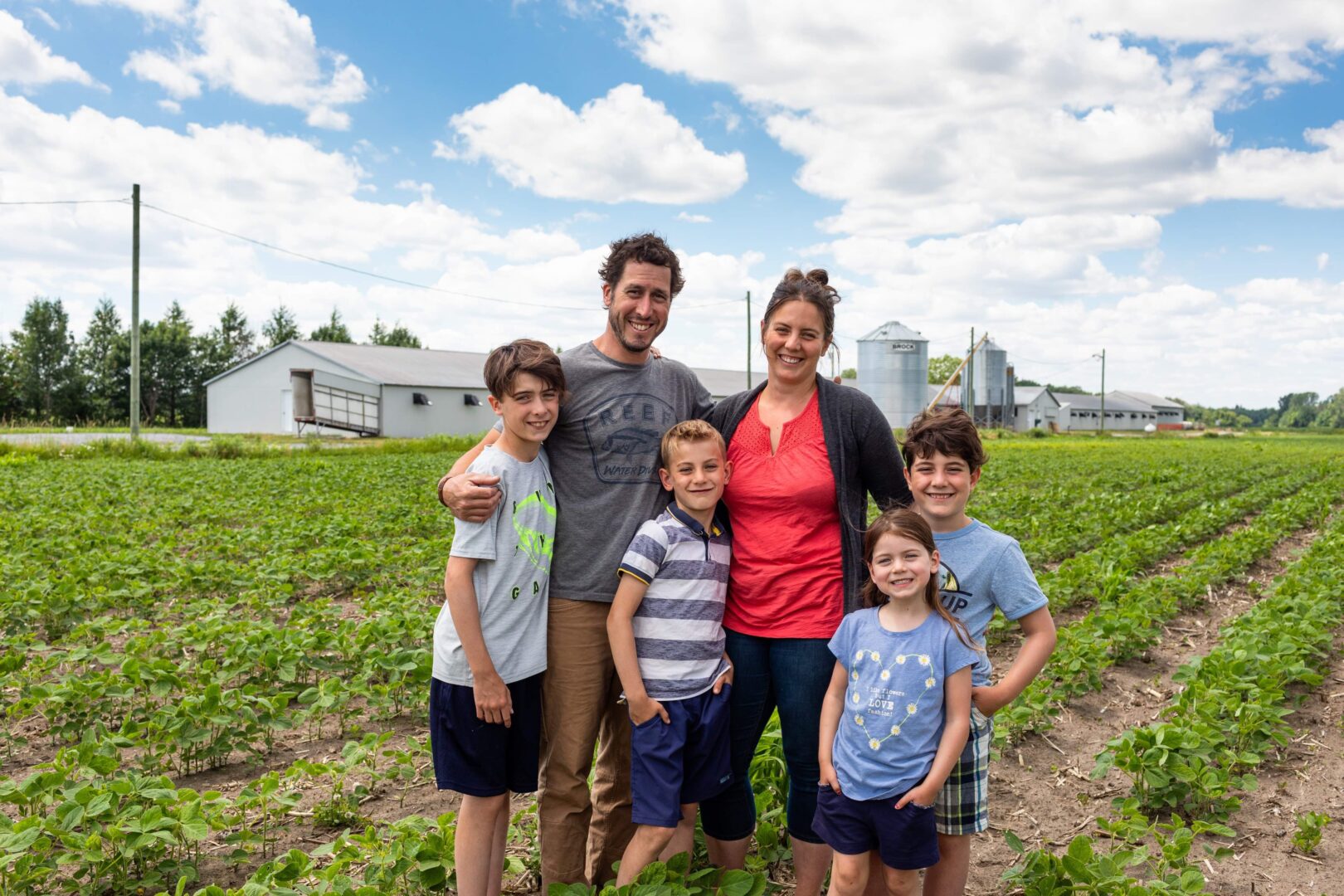 Sophie Brodeur et Rémi Taillon, propriétaires de la Ferme Réso à Saint-Dominique et parents de quatre enfants de 7 à 13 ans, ont remporté la finale provinciale du concours Jeunes agriculteurs d’élite du Canada. Photo gracieuseté