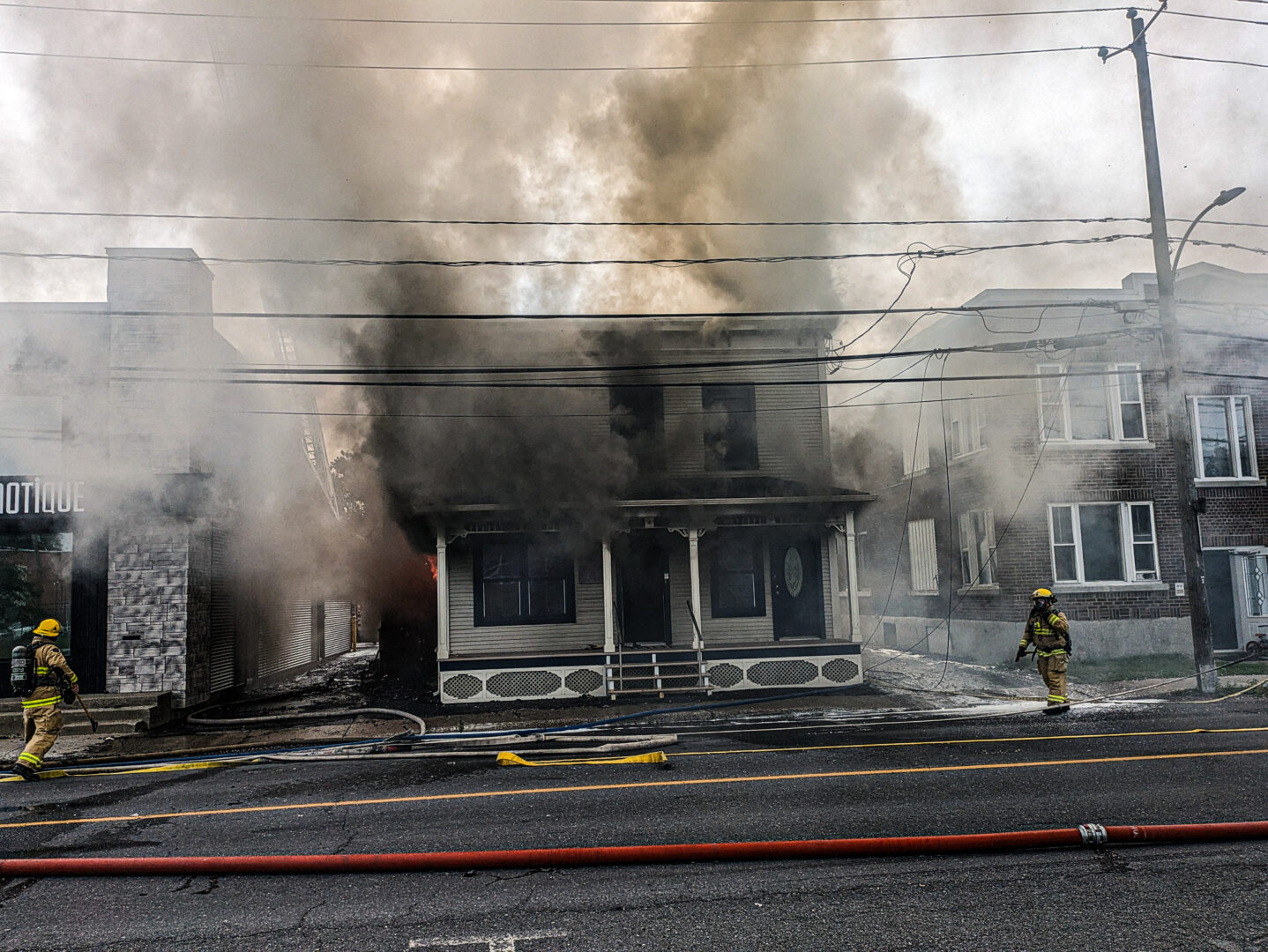 Trois immeubles de l’avenue Sainte-Anne ont été atteints par un incendie d’origine électrique, le 17 septembre, en après-midi. Photo Adam Bolestridge | Le Courrier ©