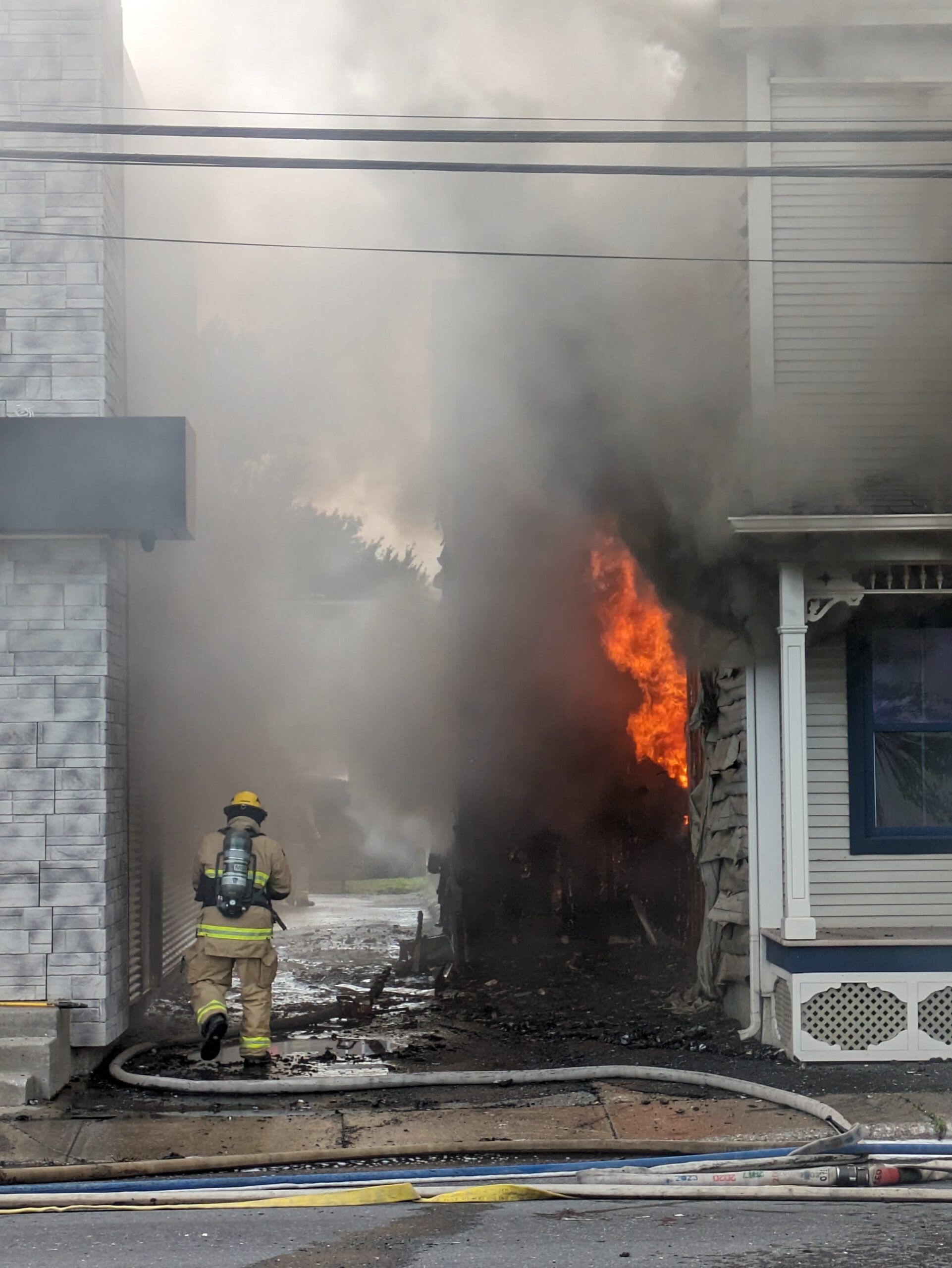 La proximité des immeubles et la férocité de l’incendie ont causé d’importants dommages. Photo Adam Bolestridge | Le Courrier ©