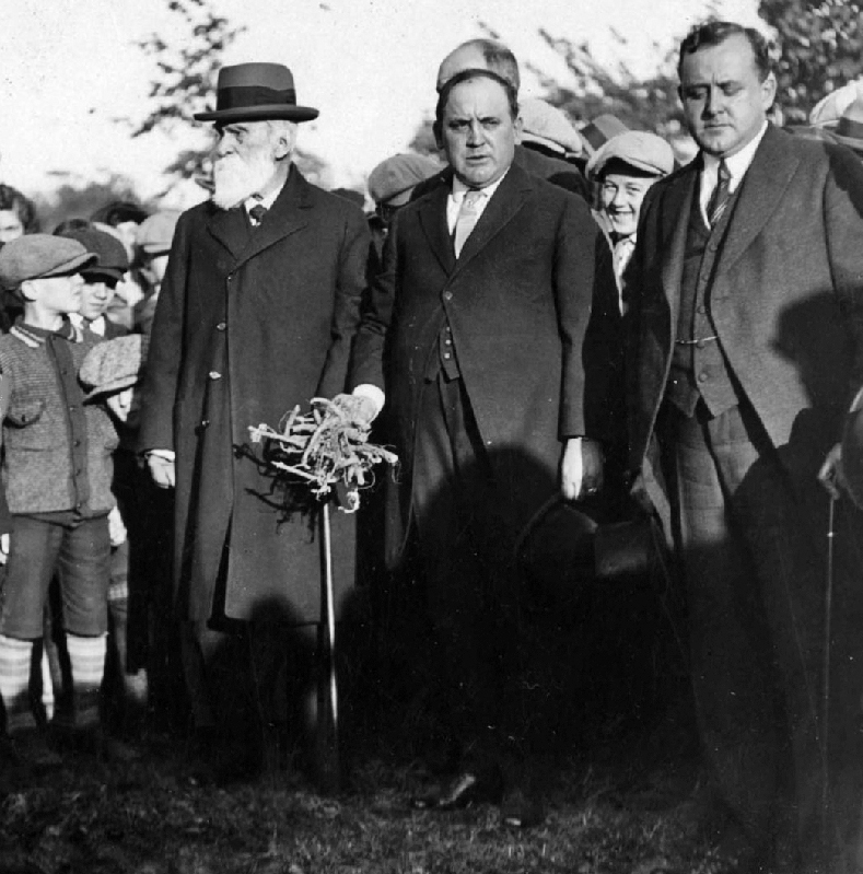 Georges-Casimir Dessaulles en 1927, lors des festivités soulignant le centenaire de sa naissance. Il est en compagnie de Télesphore-Damien Bouchard, maire de Saint-Hyacinthe, et du secrétaire d’État fédéral, l’honorable Fernand Rinfret, et des cadets des Compagnies de zouaves. Photo Centre d’histoire de Saint-Hyacinthe, Fonds CH478