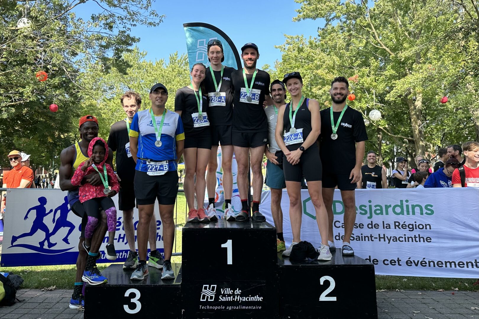 Le podium de l’épreuve Relais 2 h, remporté par Evelyne Ouellet, Julien Pinsonneault et Gabriel Moreau. Photo Robert Pinsonneault