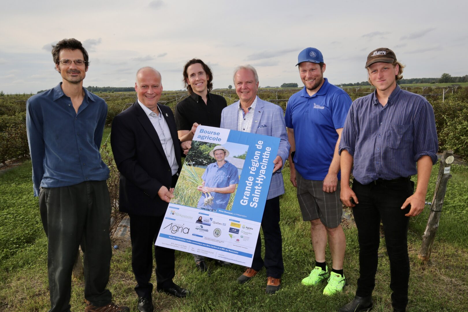 Rémy Bousquet, lauréat en 2022 (Ferme Le Champ libre), Simon Giard, préfet de la MRC des Maskoutains, Steve Carrière, commissaire au développement agricole et agroalimentaire, Serge Lefebvre, président de la Fondation Agria, Marc-Antoine Pelletier, lauréat en 2018 qui nous accueillait sur sa ferme Les Délices du Rapide, et Philippe Morissette, lauréat en 2022 (Ferme La Pelletée). Photo Robert Gosselin | Le Courrier ©