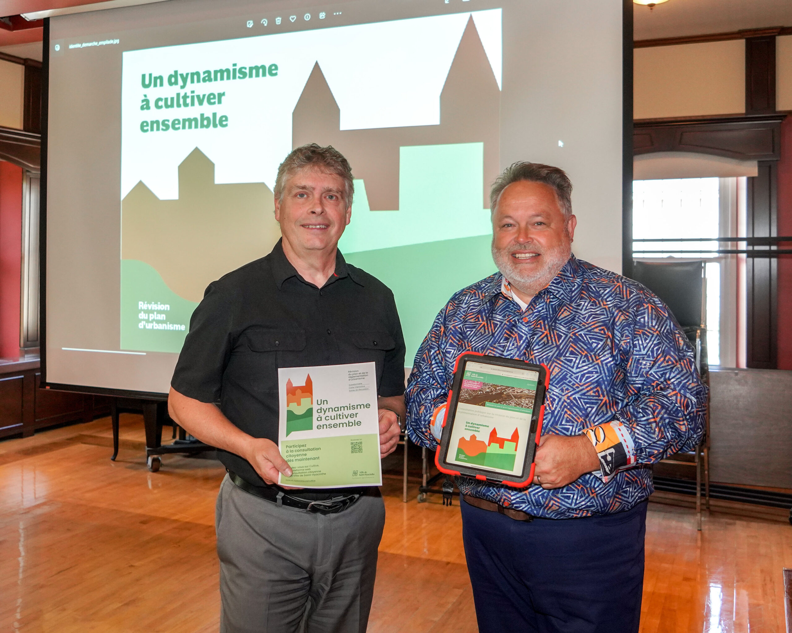 Le directeur du Service de l’urbanisme et de l’environnement, François Handfield, et le maire de Saint-Hyacinthe, André Beauregard, ont présenté la nouvelle plateforme Cultive lancée dans le cadre de la consultation publique pour la révision du plan et des règlements d’urbanisme. Photo François Larivière | Le Courrier ©