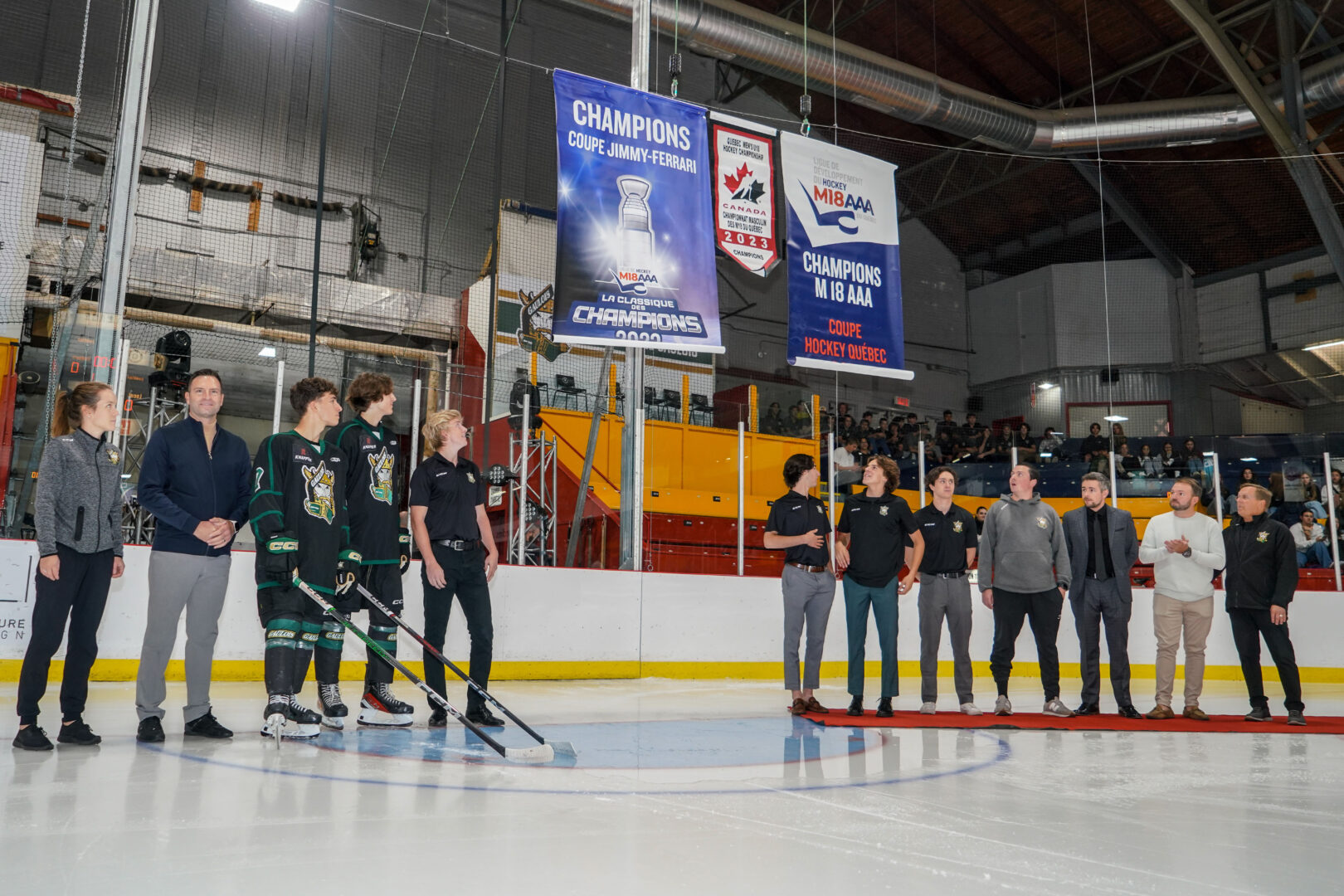 Une cérémonie s’est déroulée en marge du premier match local des Gaulois pour souligner les exploits de la dernière saison. Photo François Larivière | Le Courrier ©