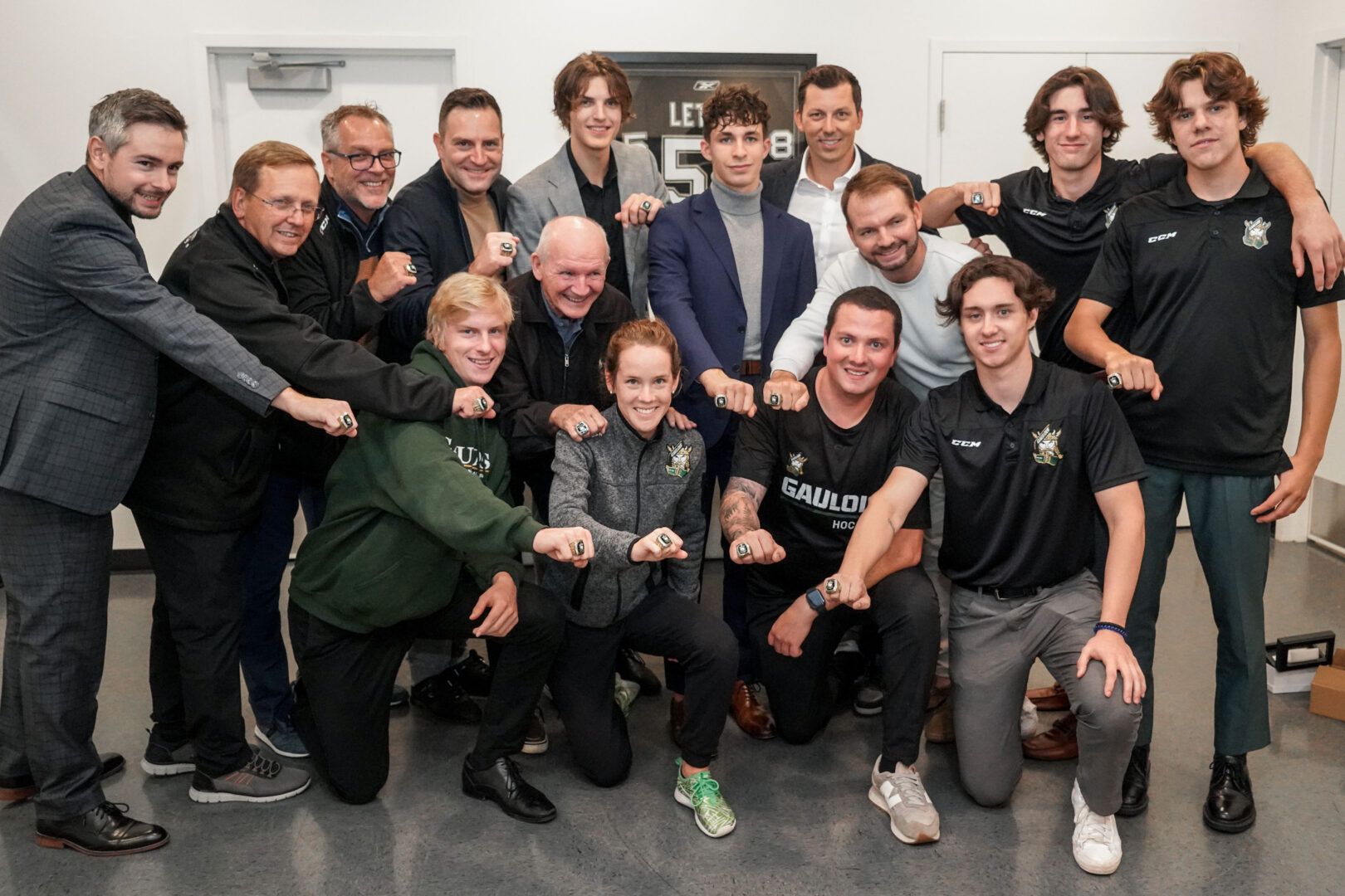 Les membres de l’édition 2022-23 des Gaulois, présents pour l’occasion, posent fièrement avec leur bague de champions de la Coupe Jimmy-Ferrari. Photo François Larivière | Le Courrier ©