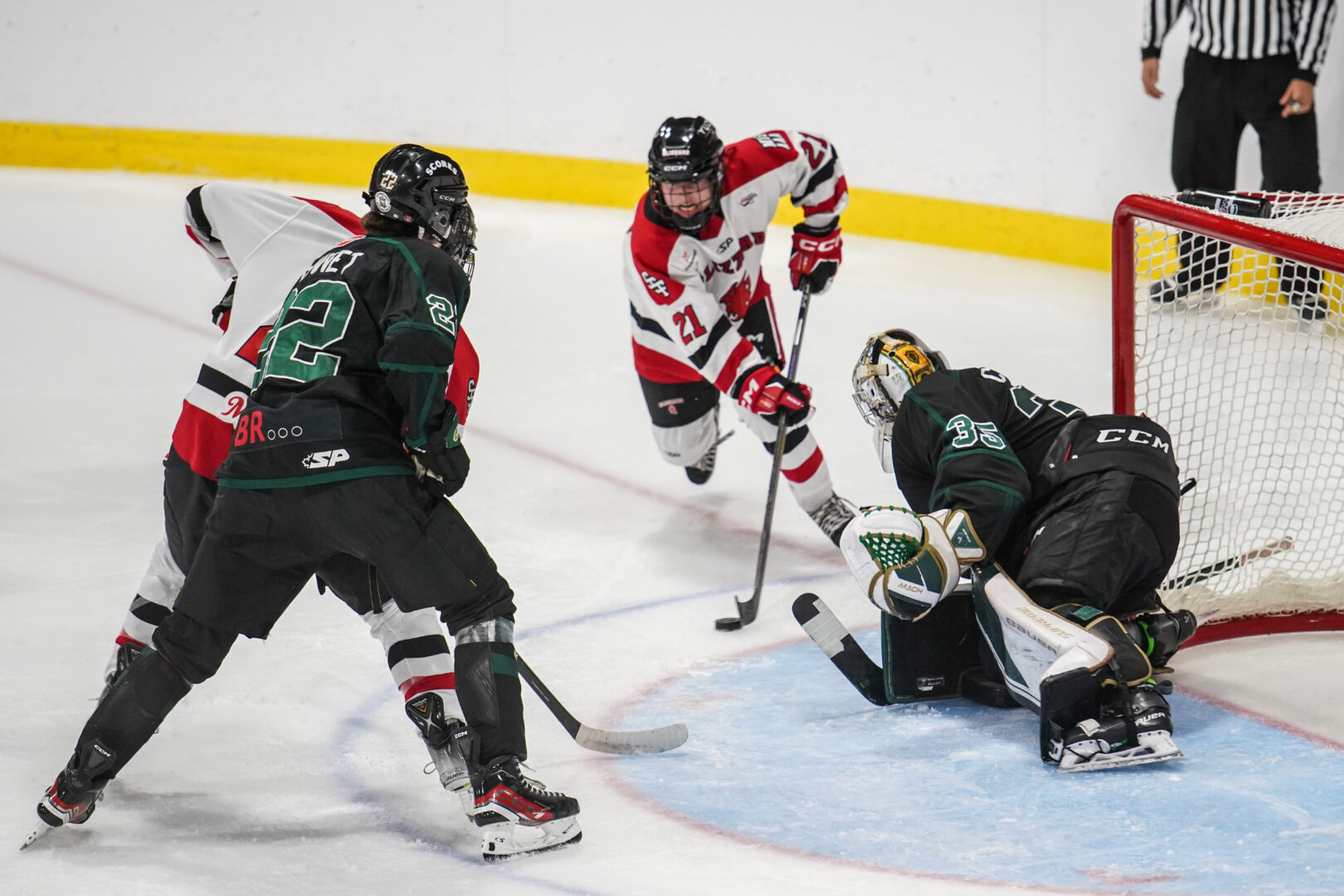 Étourdis par le Blizzard en 2e période, les joueurs des Gaulois ont dû s’avouer vaincus 5 à 1 dans un match à sens unique au Stade L.-P.-Gaucher, vendredi Photo François Larivière | Le Courrier ©