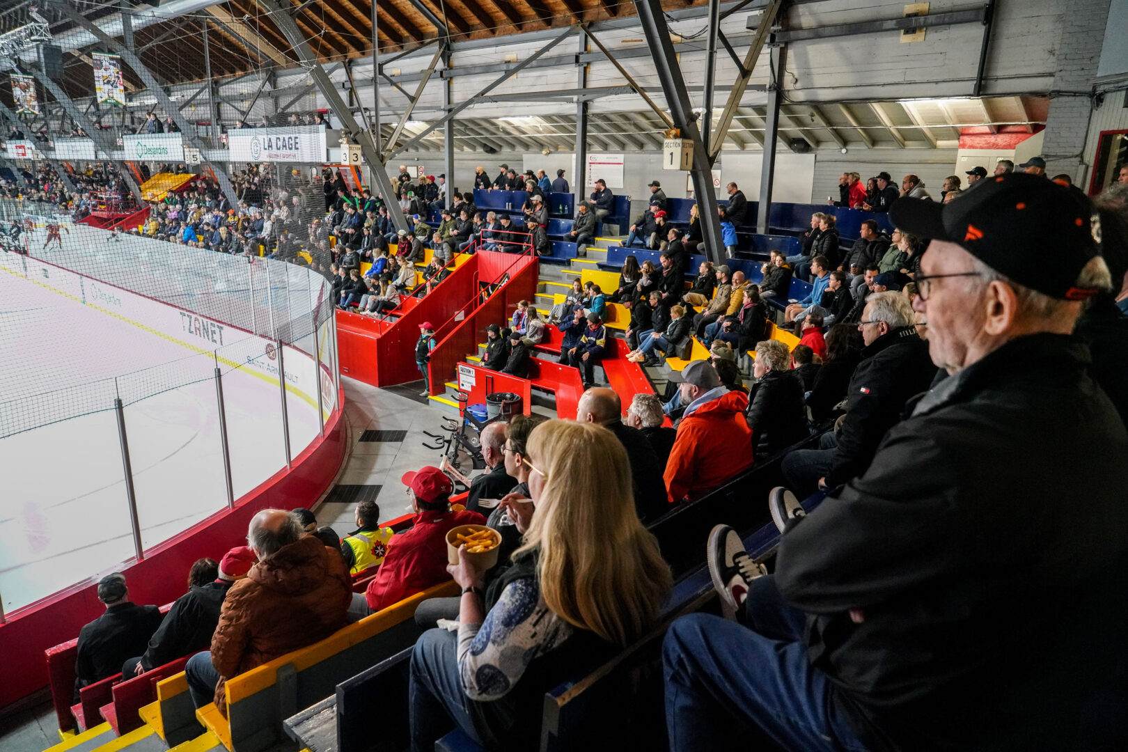 Pour mieux protéger les entraîneurs à la suite d’abus rapportés dans les dernières années, la Ligue de hockey M18 AAA interdit dorénavant aux parents de communiquer directement avec ceux-ci.Photothèque | Le Courrier ©