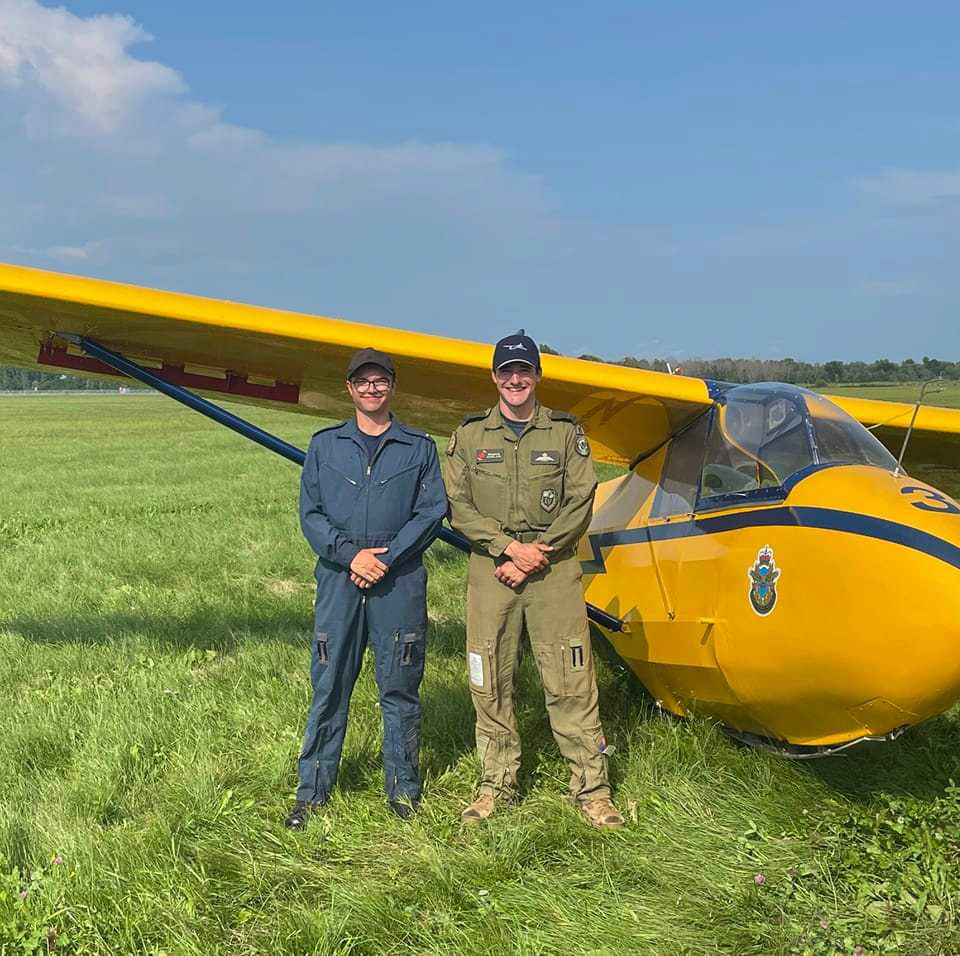 Le cadet Félix Auclair accompagné de son frère, l’élève-officier Émeric Auclair, lors d’une journée d’entraînement de vol au CEC Saint-Jean.Photo gracieuseté Centre d’entraînement des cadets de Saint-Jean