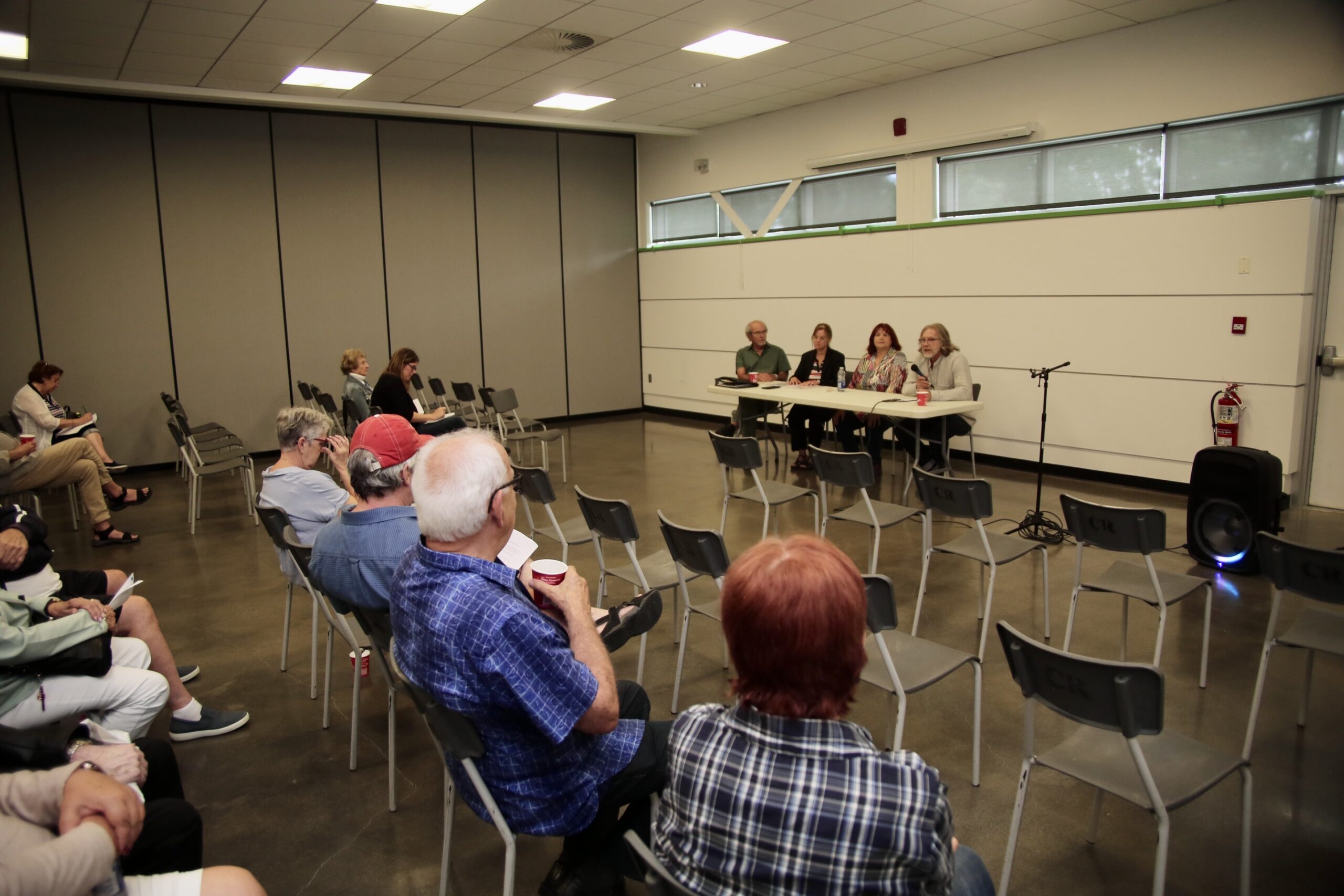 L’Association québécoise de défense des droits des personnes retraitées et préretraitées (AQDR) Richelieu-Yamaska avait convié la population et les commerçants du centre-ville à une rencontre le 11 septembre pour trouver des solutions à la fermeture et au déménagement de la succursale de la CIBC sur la rue Girouard en octobre. Photo Robert Gosselin | Le Courrier ©