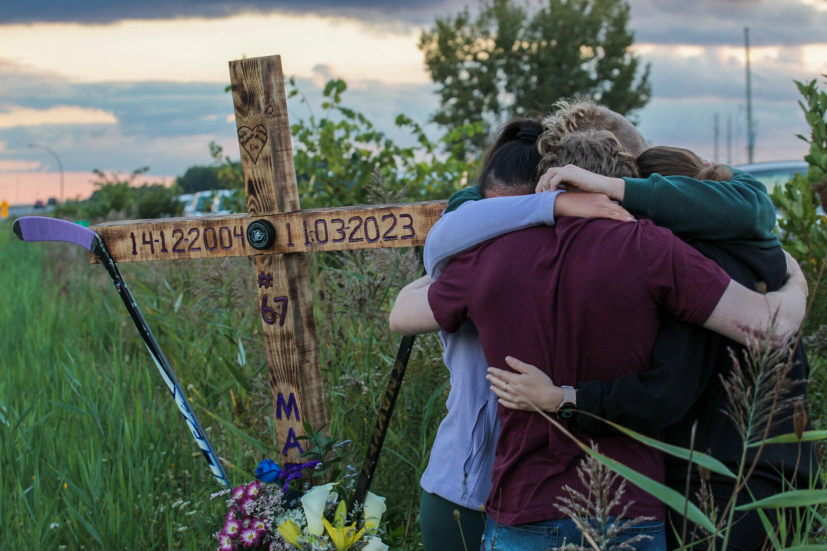 Les quatre jeunes qui se trouvaient dans la voiture avec Mathis se sont recueillis devant la croix plantée en son hommage sur le lieu de l’accident, en bordure de l’autoroute 20 à la hauteur de Sainte-Hélène-de-Bagot. Photo Adam Bolestridge | Le Courrier ©