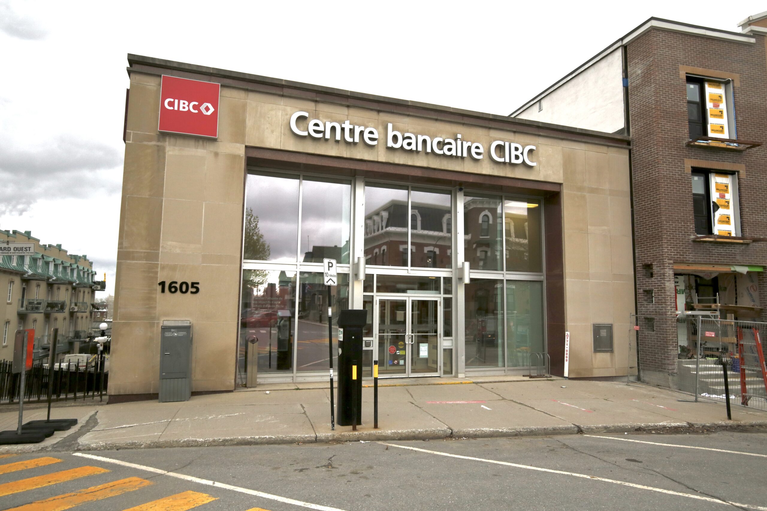 La CIBC quittera son édifice du centre-ville et ses locaux du boulevard Laframboise le 12 octobre pour s’installer dans son nouveau local de la rue Martineau qui ouvrira ses portes le lendemain. Sur la photo, la succursale de la rue Girouard. Photothèque | Le Courrier ©