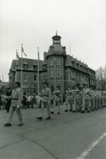 Une parade militaire dans la Cité