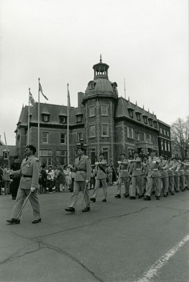 La parade militaire de renouvellement du Droit de Cité se déroulera dans les rues de Saint-Hyacinthe le dimanche 10 septembre dès 12 h 30. Une cérémonie protocolaire et militaire se déroulera à l’extérieur de l’hôtel de ville de Saint-Hyacinthe vers 13 h. C’est la première fois qu’une telle cérémonie est organisée chez nous depuis 1989. Photo Centre d’histoire de Saint-Hyacinthe, Fonds CH380 Le Courrier de Saint-Hyacinthe