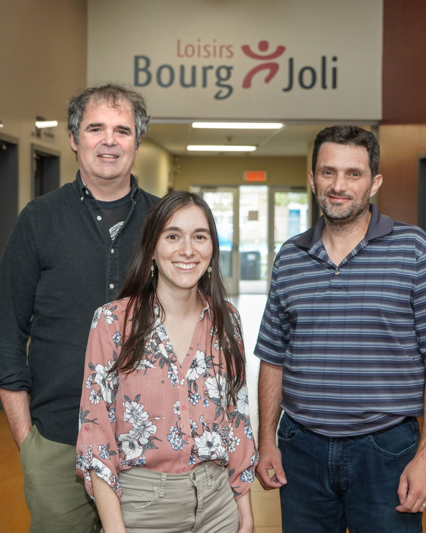 Les responsables des Loisirs Bourg-Joli, Marc Bisaillon, Janie Brunelle et Frédéric Léonard, derrière l’initiative Bourse-Joli. Photo François Larivière | Le Courrier ©