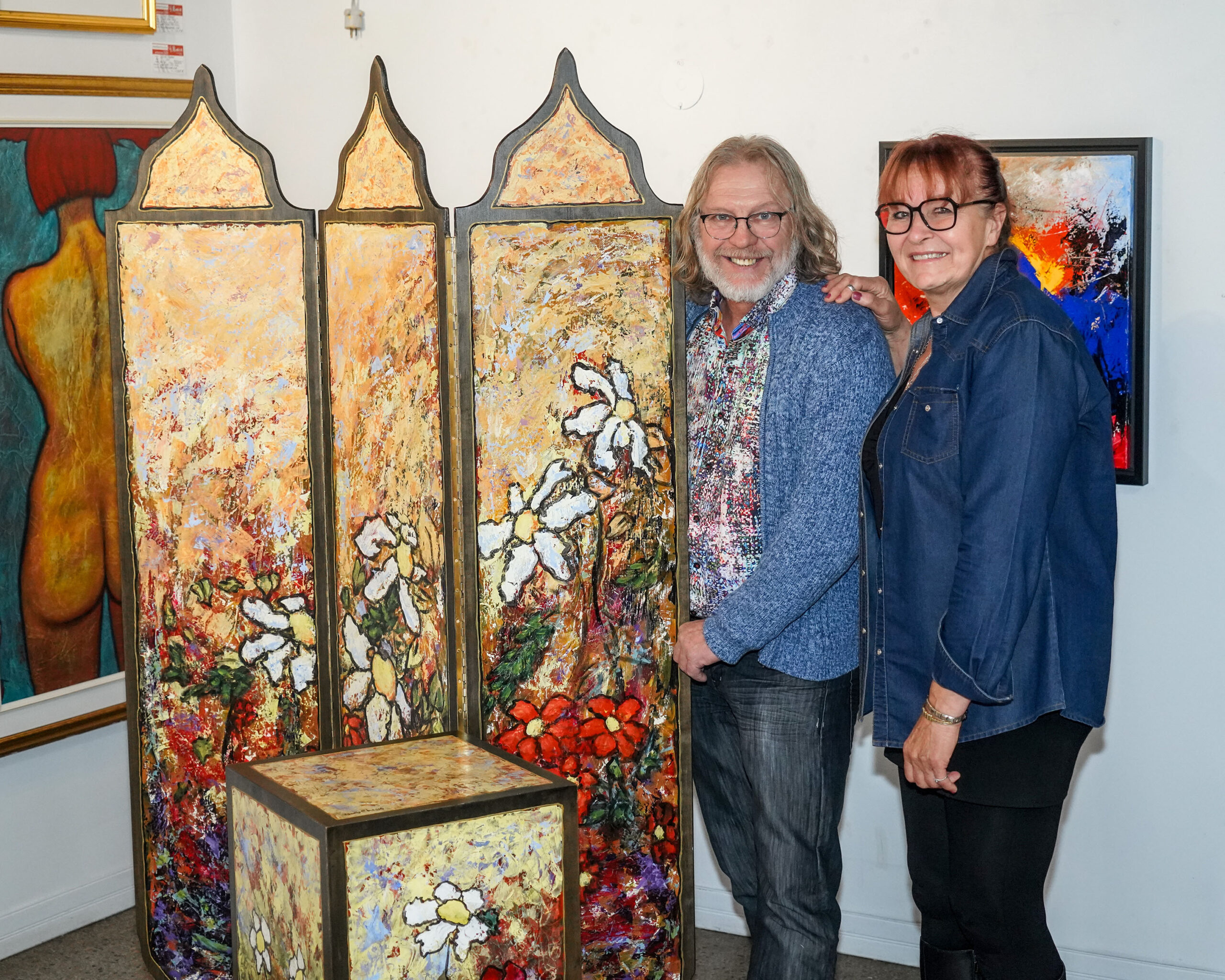 Des paravents et tables d’appoint artistiques réalisés il y a 20 ans par Jeannot Caron et Doris Chassé sont exposés à la galerie 1855 jusqu’au 26 novembre. Photo François Larivière | Le Courrier ©