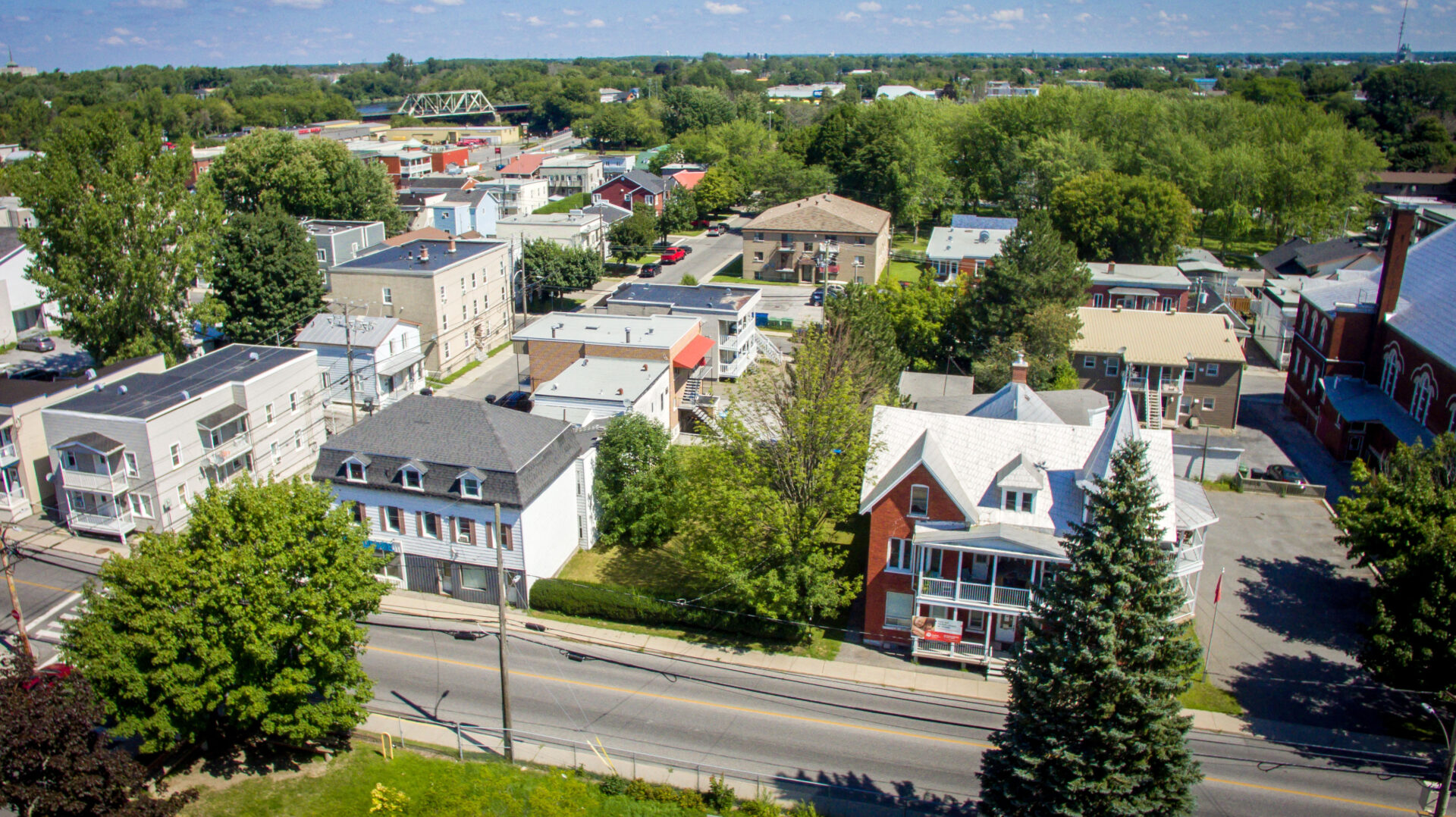 Le dossier touchant la démolition d’un pâté de maisons au centre-ville a été l’élément déclencheur d’une démarche visant à modifier le règlement de démolition à Saint-Hyacinthe. Photothèque | Le Courrier ©