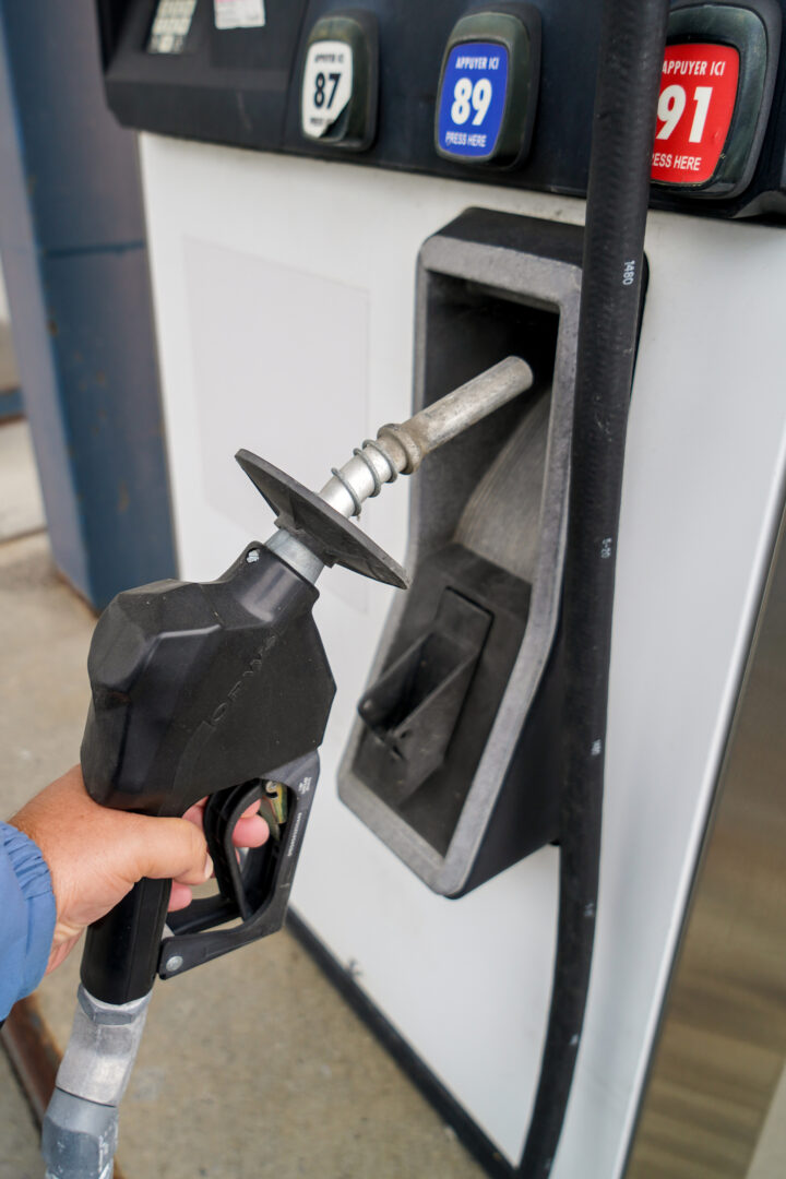 Les Maskoutains ont intérêt à bien suivre le marché de l’essence à Saint-Hyacinthe puisque les prix varient énormément d’une station-service à l’autre et d’une journée à l’autre. Photo François Larivière | Le Courrier ©