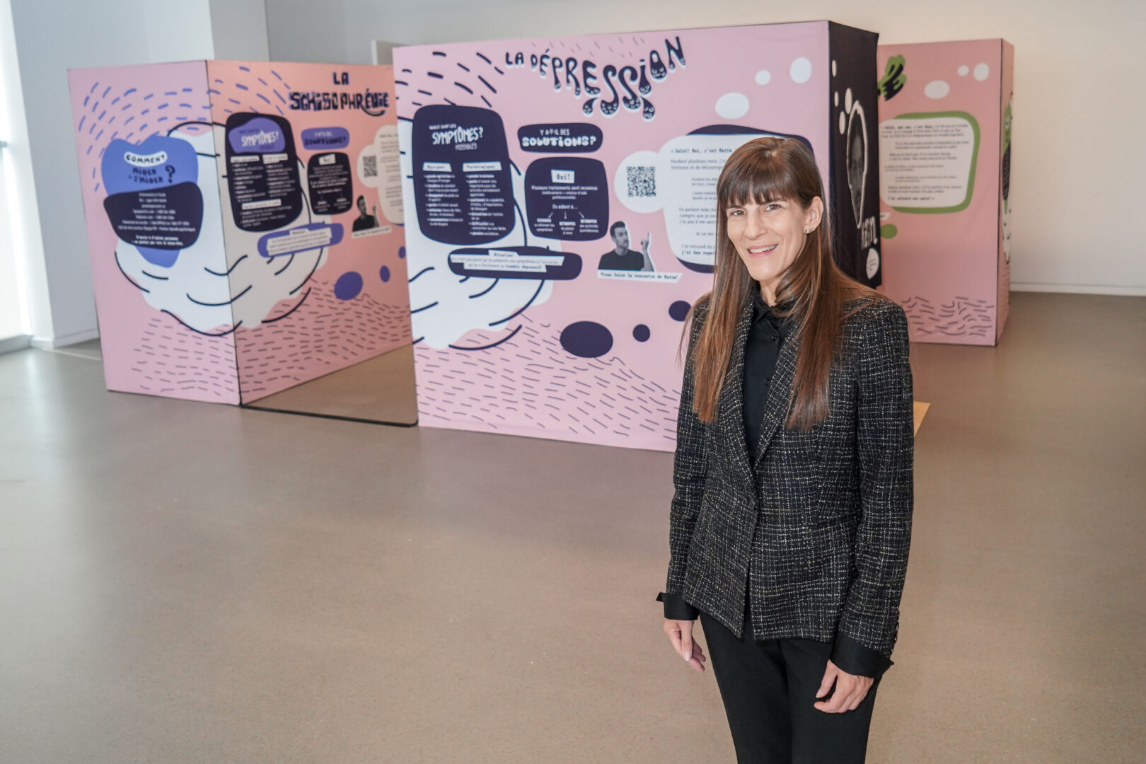 Guylaine Moore, directrice générale du Centre psychosocial Richelieu-Yamaska, pose devant l’exposition ÉpiSens, qui se tient à la bibliothèque T.-A.-St-Germain jusqu’au 10 novembre. Photo François Larivière | Le Courrier ©