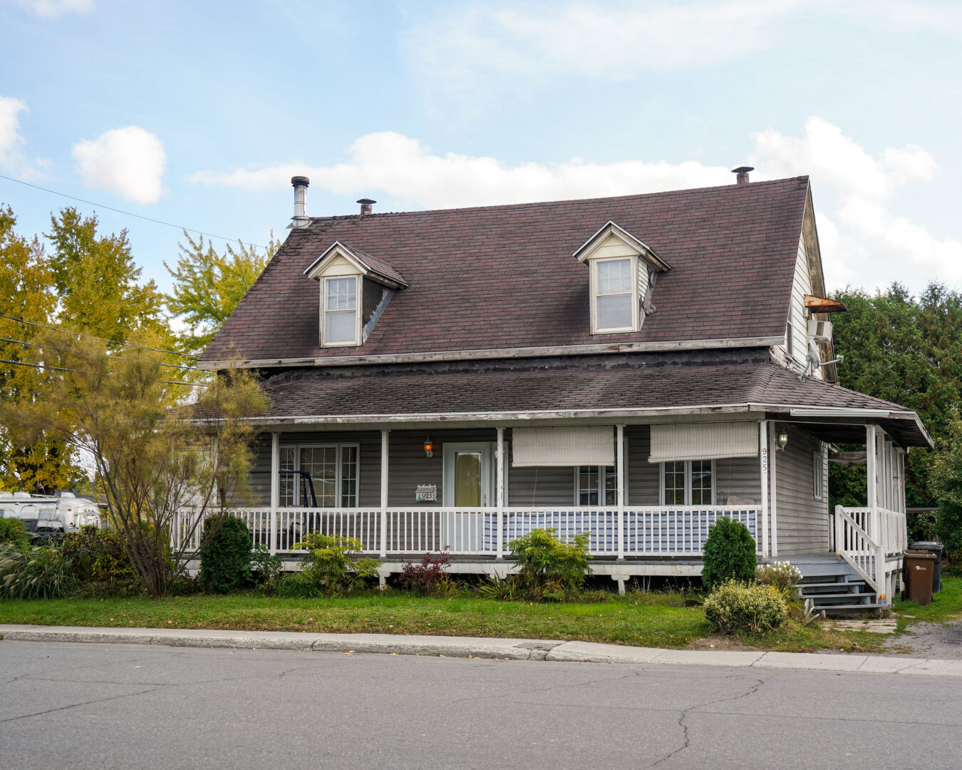 Cette maison, qui appartient à Suzanne Lapointe et à Gilles St-Onge, repose sur un terrain qui appartient à la Fabrique de la Paroisse Saint-Joseph depuis la signature d’un bail emphytéotique signé en 1925. Ce bail de 98 ans arrive à échéance dans quelques jours. Photo François Larivière | Le Courrier ©