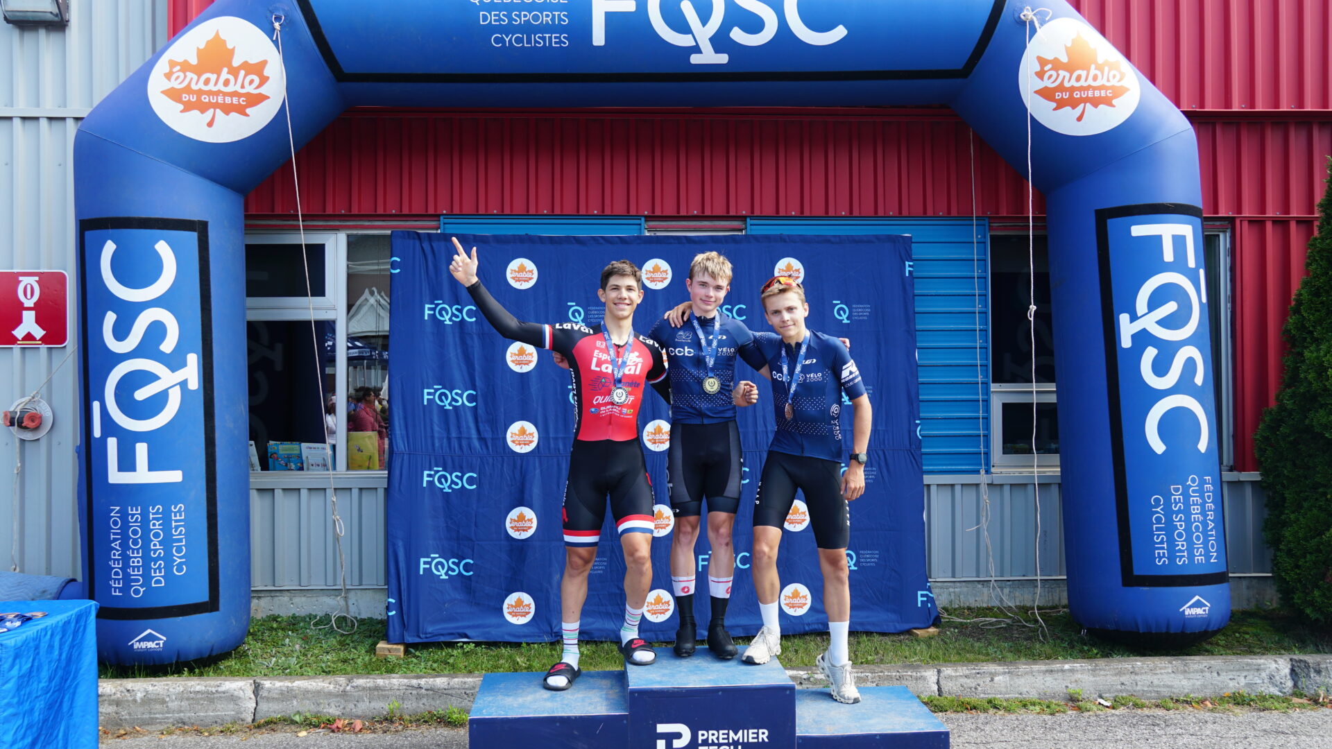 Le Maskoutain Justin Demers (au centre) a été un habitué des podiums cet été, remportant notamment l’épreuve de contre-la-montre au championnat québécois. Photo gracieuseté