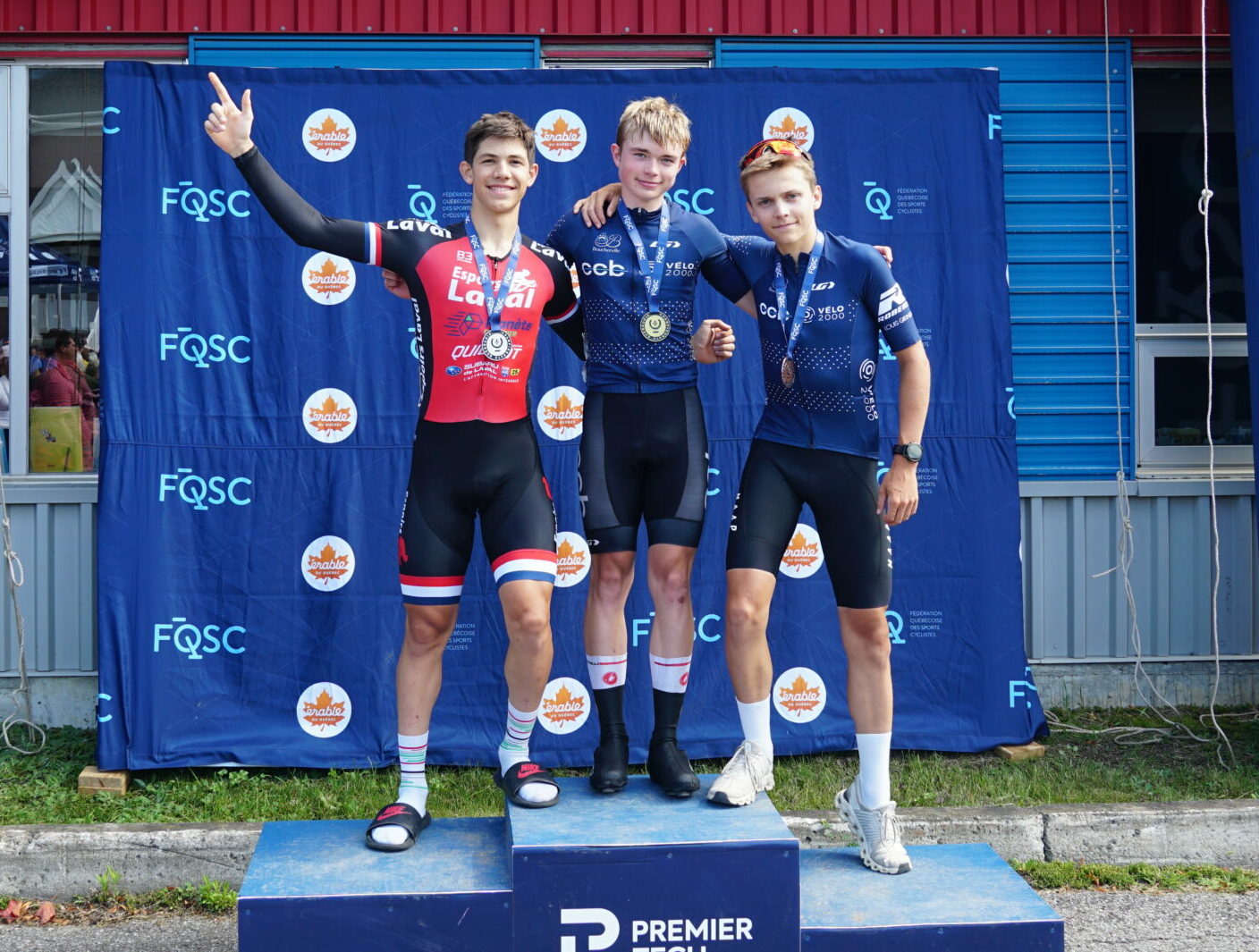 Le Maskoutain Justin Demers (au centre) a été un habitué des podiums cet été, remportant notamment l’épreuve de contre-la-montre au championnat québécois. Photo gracieuseté